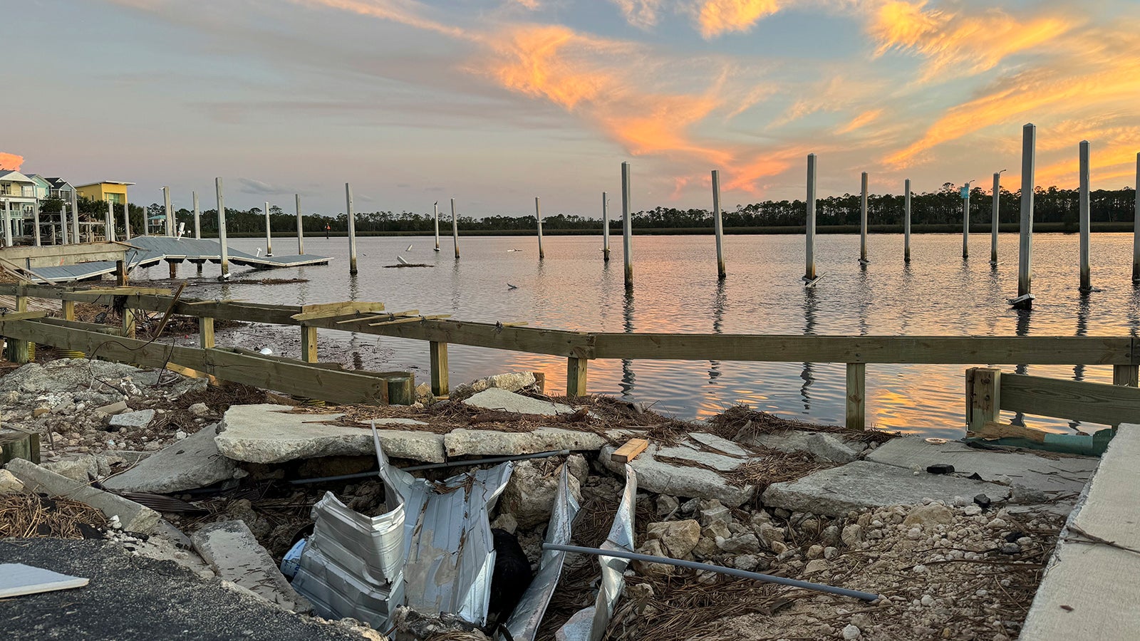 Die Sonne geht unter am Steinhatchee-Fluss, der in den Golf von Mexiko flie&szlig;t. Am Boden liegen &uuml;berall verteilt die Tr&uuml;mmer der zerst&ouml;rten Steinhatchee-Marina. (AP Photo/Kate Payne)