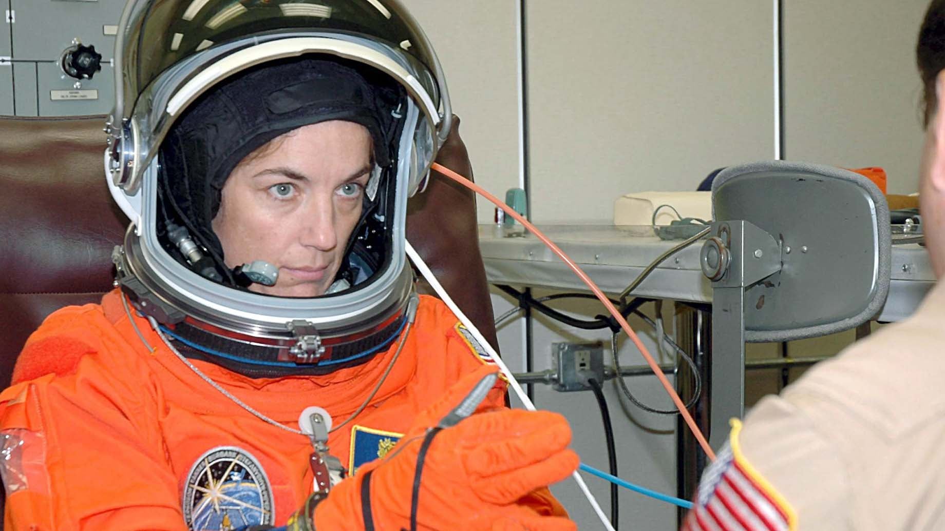 ARCHIV - 08.08.2006, USA, Cape Canaveral: Astronautin Heidemarie Stefanyshyn-Piper bei der Anprobe ihres Raumanzugs einen Tag vor einer Countdown-Simulation der STS-115 Crew. Die fr&cedil;here Nasa-Astronautin Heidemarie Stefanyshyn-Piper glaubt nicht, dass die Menschheit auf einem anderen Planeten ein neues Zuhause finden wird. Foto: Nasa/Cory Husten/epa/dpa +++ dpa-Bildfunk +++