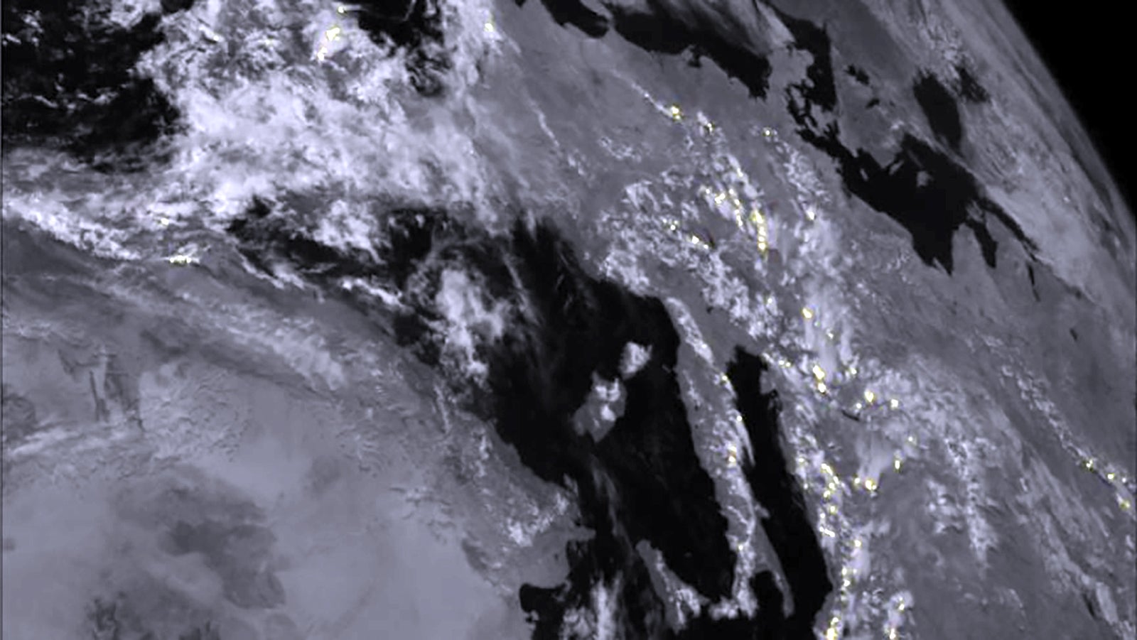 HANDOUT - 08.06.2023, ---, -: Das Standbild einer Videosequenz mit Bildern, die vom Lightning Imager an Bord eines Meteosat Third Generation-Satellits aufgenommen wurden, zeigt Blitze (gelbe Punkte) &uuml;ber Europa (Bestm&ouml;gliche Bildqualit&auml;t). Eine neue Generation von Wettersatelliten hat erste Bilder von Blitzen bei Gewittern aus dem All gefunkt.     (zu dpa "Erste Bilder von Blitzen von neuer Generation von Wettersatelliten") Foto: &copy;EUMETSAT/ESA/dpa - ACHTUNG: Nur zur redaktionellen Verwendung im Zusammenhang mit der aktuellen Berichterstattung und nur mit vollst&auml;ndiger Nennung des vorstehenden Credits +++ dpa-Bildfunk +++