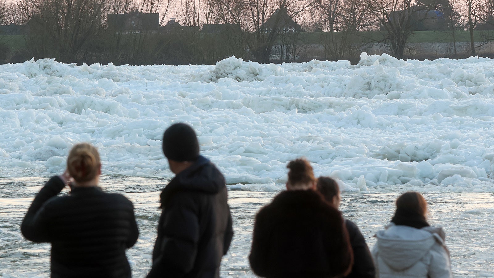 dpatopbilder - 18.01.2026, Schleswig-Holstein, Geesthacht: Eisschollen schwimmen bei Geesthacht auf der Elbe. Foto: Bodo Marks/dpa +++ dpa-Bildfunk +++