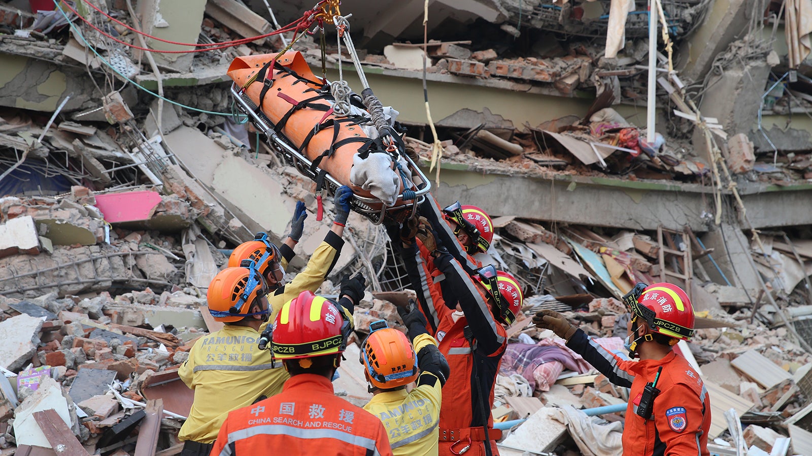 dpatopbilder - 31.03.2025, Myanmar, Mandalay: Auf diesem von der Nachrichtenagentur Xinhua ver&ouml;ffentlichten Foto transportieren Mitglieder eines chinesischen Such- und Rettungsteams eine schwangere &Uuml;berlebende aus einem eingest&uuml;rzten Geb&auml;ude nach einem Erdbeben in Mandalay, Foto: Kyaw Soe/XinHua/dpa