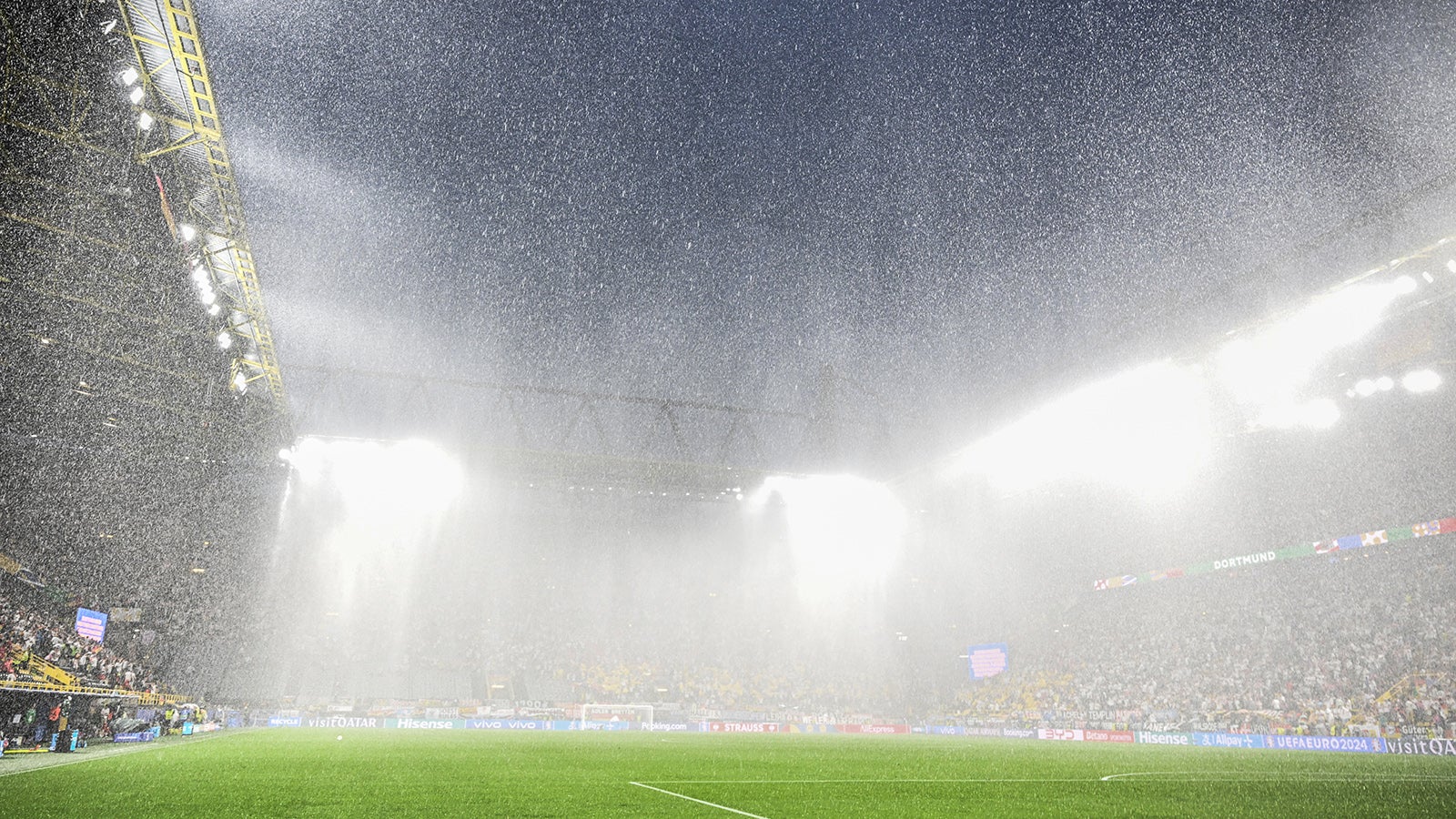 Gewitter und Starkregen haben w&auml;hrend der EM den Mannschaften &uuml;bel mitgespielt. Mancherorts musste das Spiel wegen der Unwetter unterbrochen werden wie  zum  Beispiel das Achtelfinale zwischen Deutschland und D&auml;nemark in Dortmund. Bild aufgenommen am 29.6.2024.