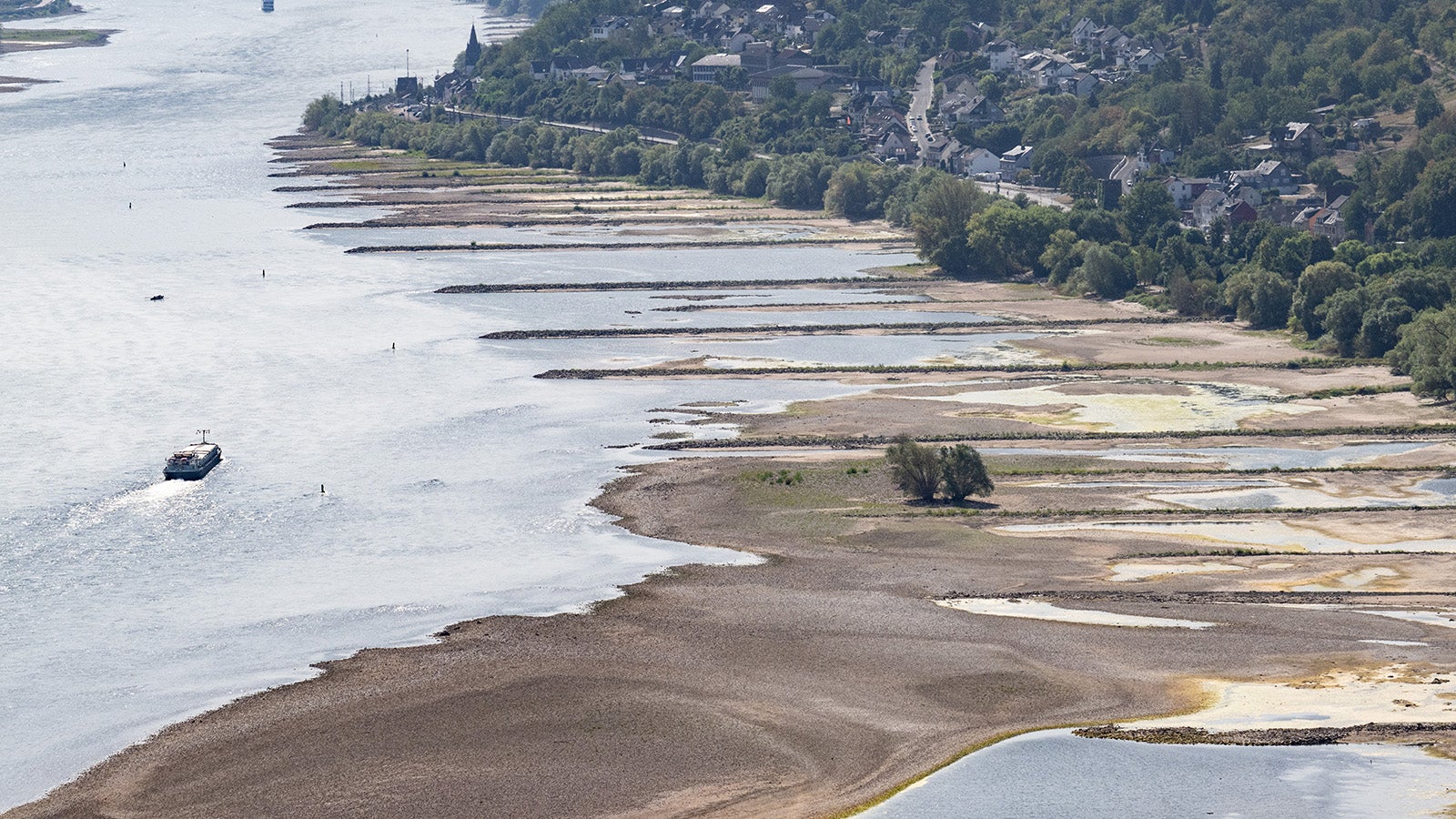 Extremes Niedrigwasser auf dem Rhein l&auml;sst bei Bacharach den Grund des Flusses sichtbar werden. Die Binnenschifffahrt ist bereits massiv eingeschr&auml;nkt und droht g&auml;nzlich zum Erliegen zu kommen. Boris Roessler/dpa