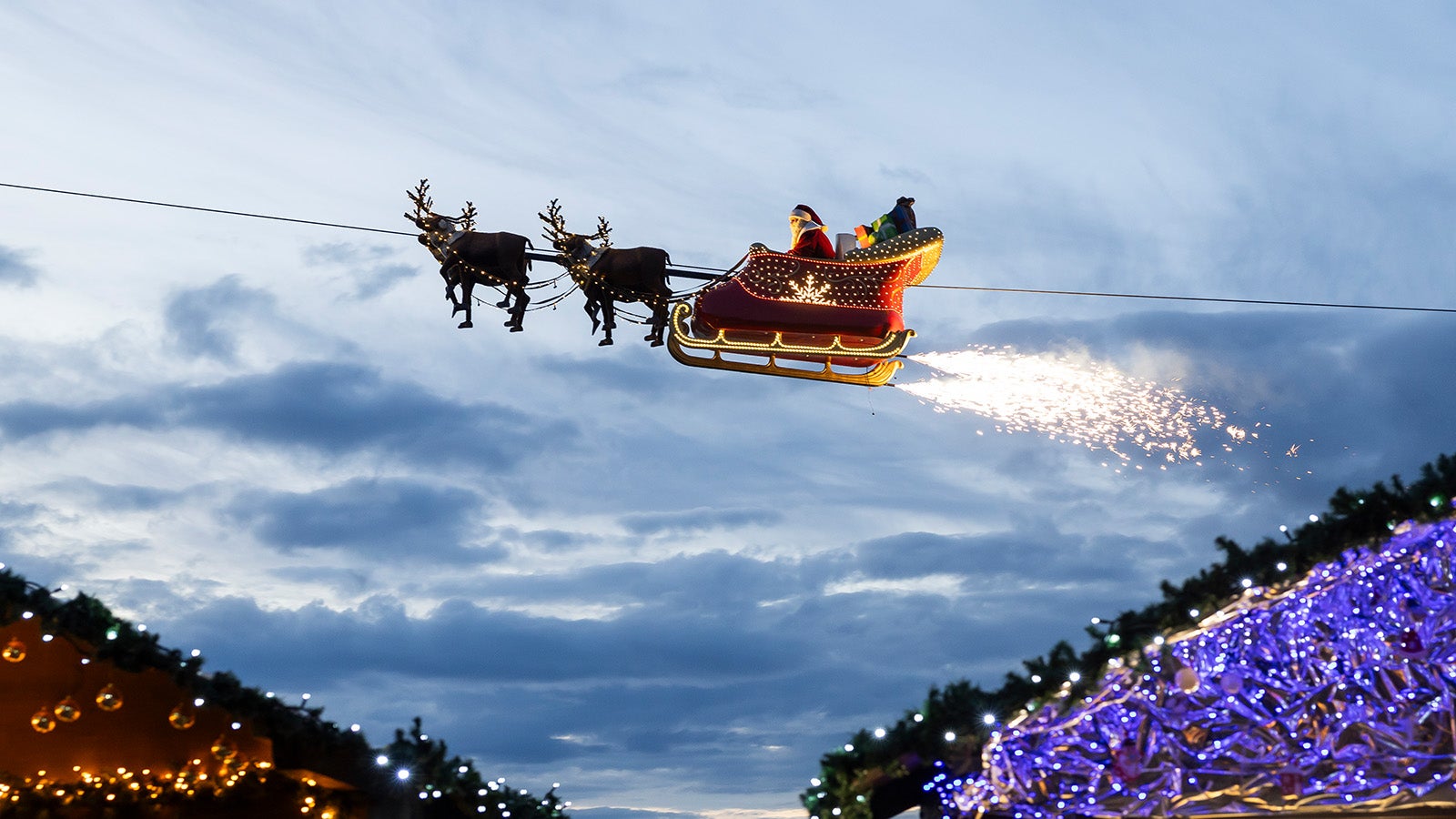 ARCHIV - 11.12.2025, Schweiz, Montreux: Ein Weihnachtsmann in einem fliegenden Schlitten ist in Montreux &uuml;ber den Weihnachtsst&auml;nden vom Weihnachtsmarkt unterwegs. (zu dpa: &laquo;Flugradare: Der Weihnachtsmann soll im Anflug sein&raquo;) Foto: Cyril Zingaro/KEYSTONE/dpa +++ dpa-Bildfunk +++