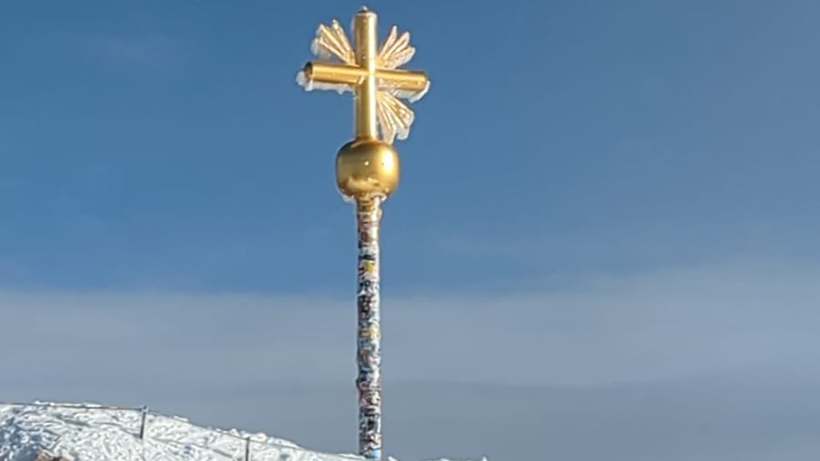 HANDOUT - 07.02.2024, Bayern, Garmisch-Partenkirchen: Ein Zacken des goldenen Strahlenkranzes des ber&uuml;hmten Gipfelkreuzes auf der Zugspitze ist abgebrochen. Wahrscheinlich hatte der heftige Sturm um Weihnachten herum an dem 2962 Meter hohen Gipfel das St&uuml;ck mit den Strahlen heruntergerissen. (zu dpa: &laquo;Zacken aus der Krone - Reparatur von Zugspitz-Gipfelkreuz wird dauern&raquo;) Foto: Julian Fremgen/Bayerische Zugspitzbahn/dpa - ACHTUNG: Nur zur redaktionellen Verwendung im Zusammenhang mit der aktuellen Berichterstattung und nur mit vollst&auml;ndiger Nennung des vorstehenden Credits +++ dpa-Bildfunk +++