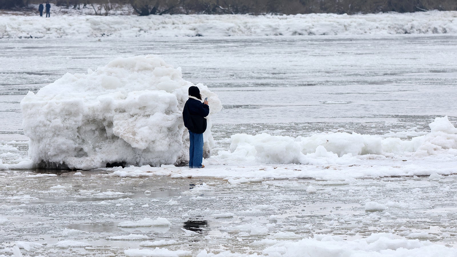 01.02.2026, Schleswig-Holstein, Geesthacht: Gro&szlig;e Eisschollen sind bei Geesthacht an der Elbe zu sehen. Zahlreiche Schaulustige haben sich das Naturspektakel angeschaut. Foto: Bodo Marks/dpa +++ dpa-Bildfunk +++