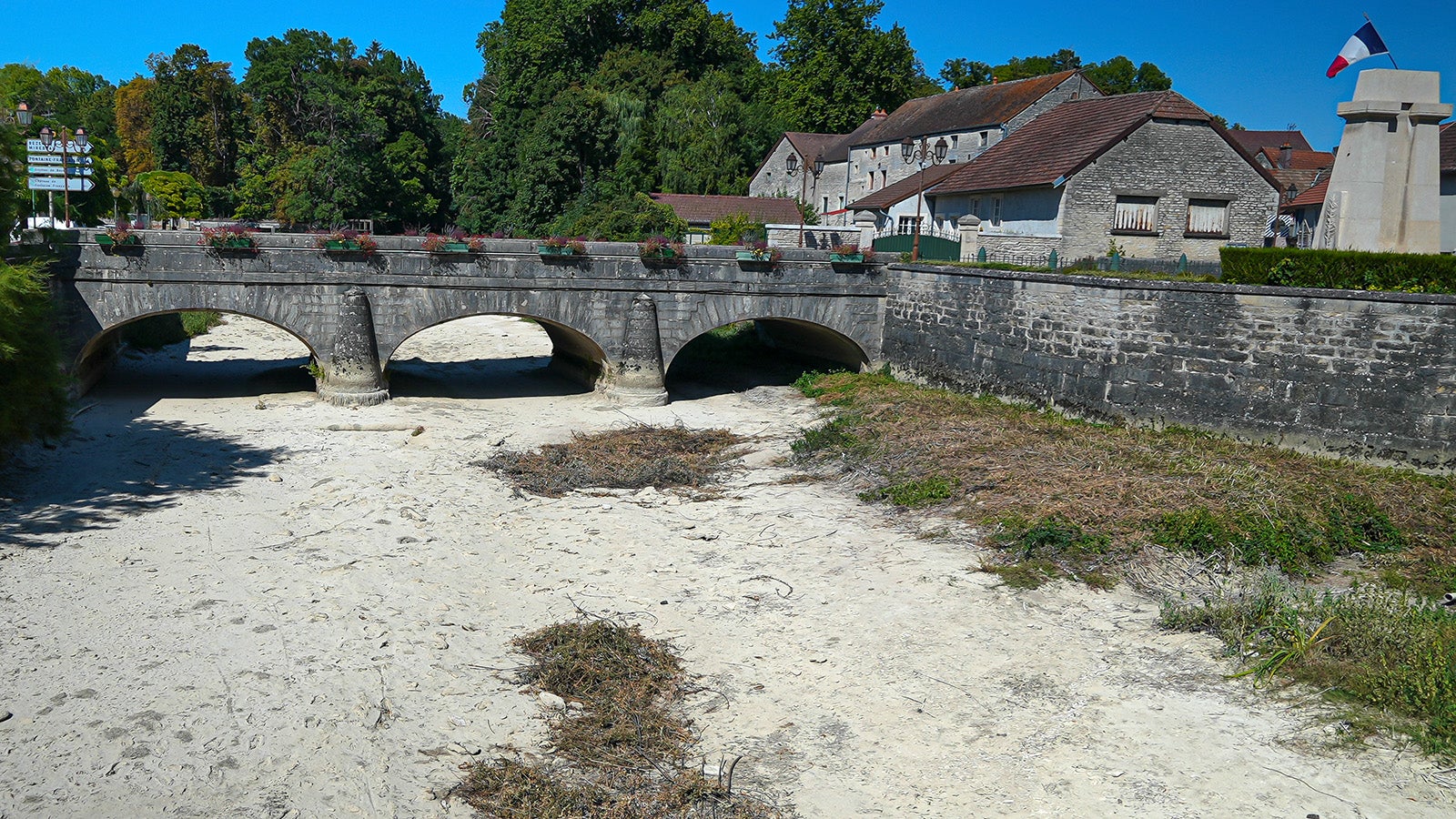 ARCHIV - 09.08.2022, Frankreich, Lux: Ein Blick auf den ausgetrockneten Fluss Tille in Lux im Sommer 2022. Das Burgund, in dem die Seine entspringt, die durch Paris flie&szlig;t, ist normalerweise eine sehr gr&uuml;ne Region. Weiten Teilen Frankreichs steht nach Bef&uuml;rchtung der Beh&ouml;rden wegen mangelnden Regens ein zweiter D&uuml;rre-Sommer bevor. (zu dpa "Beh&ouml;rde bef&uuml;rchtet erneute D&uuml;rre in weiten Teilen Frankreichs") Foto: Nicholas Garriga/AP/dpa +++ dpa-Bildfunk +++