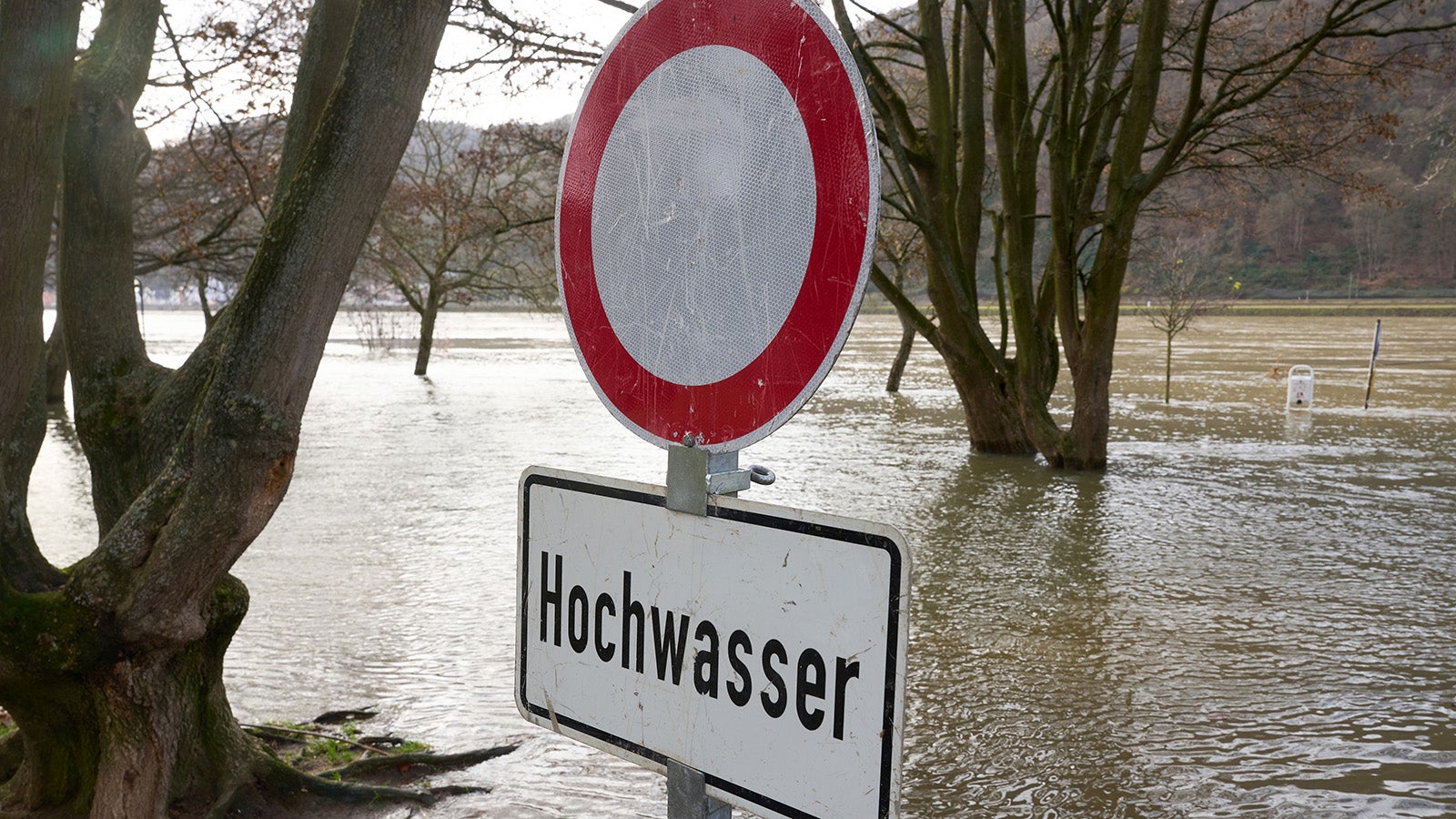 16.12.2023, Rheinland-Pfalz, Lahnstein: In Lahnstein ist die Uferpromenade vom Hochwasser &uuml;berflutet. Heute wird am Mittelrhein der Scheitel des Hochwassers erwartet. Foto: Thomas Frey/dpa +++ dpa-Bildfunk +++