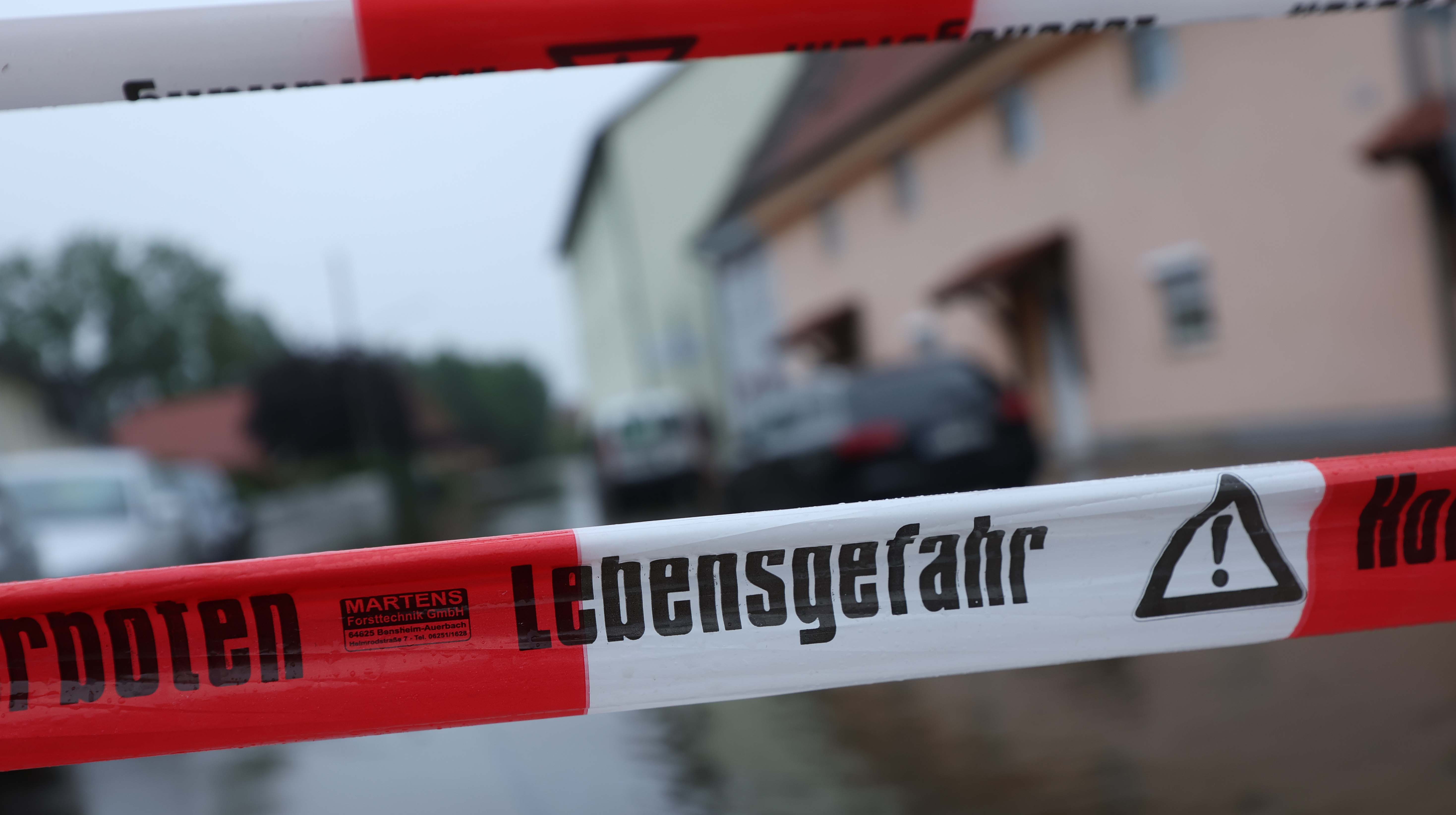 Die Hochwasserlage in Bayern und Baden-W&uuml;rttemberg bleibt brisant. Absperrungen zu ignorieren, ist lebensgef&auml;hrlich, wie jetzt bei einem tragischen Unfall in Bayern.