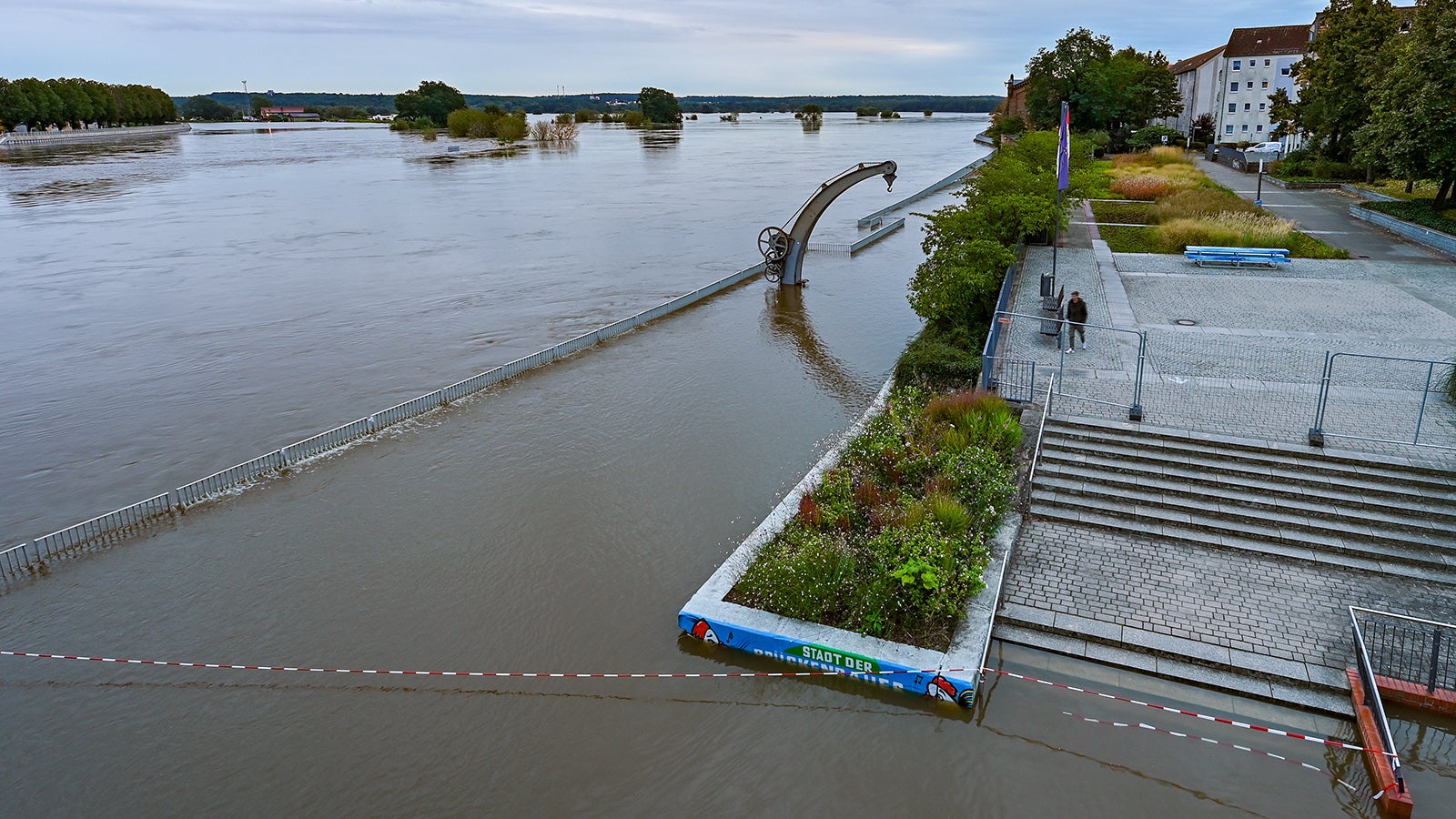 Die Uferpromenade in der Stadt Frankfurt (Oder) ist an einigen Stellen vom Hochwasser des Flusses Oder &uuml;berflutet. In einigen Gemeinden der Hochwasserregion entlang der Oder gehen die Pegelst&auml;nde seit wenigen Stunden wieder zur&uuml;ck.