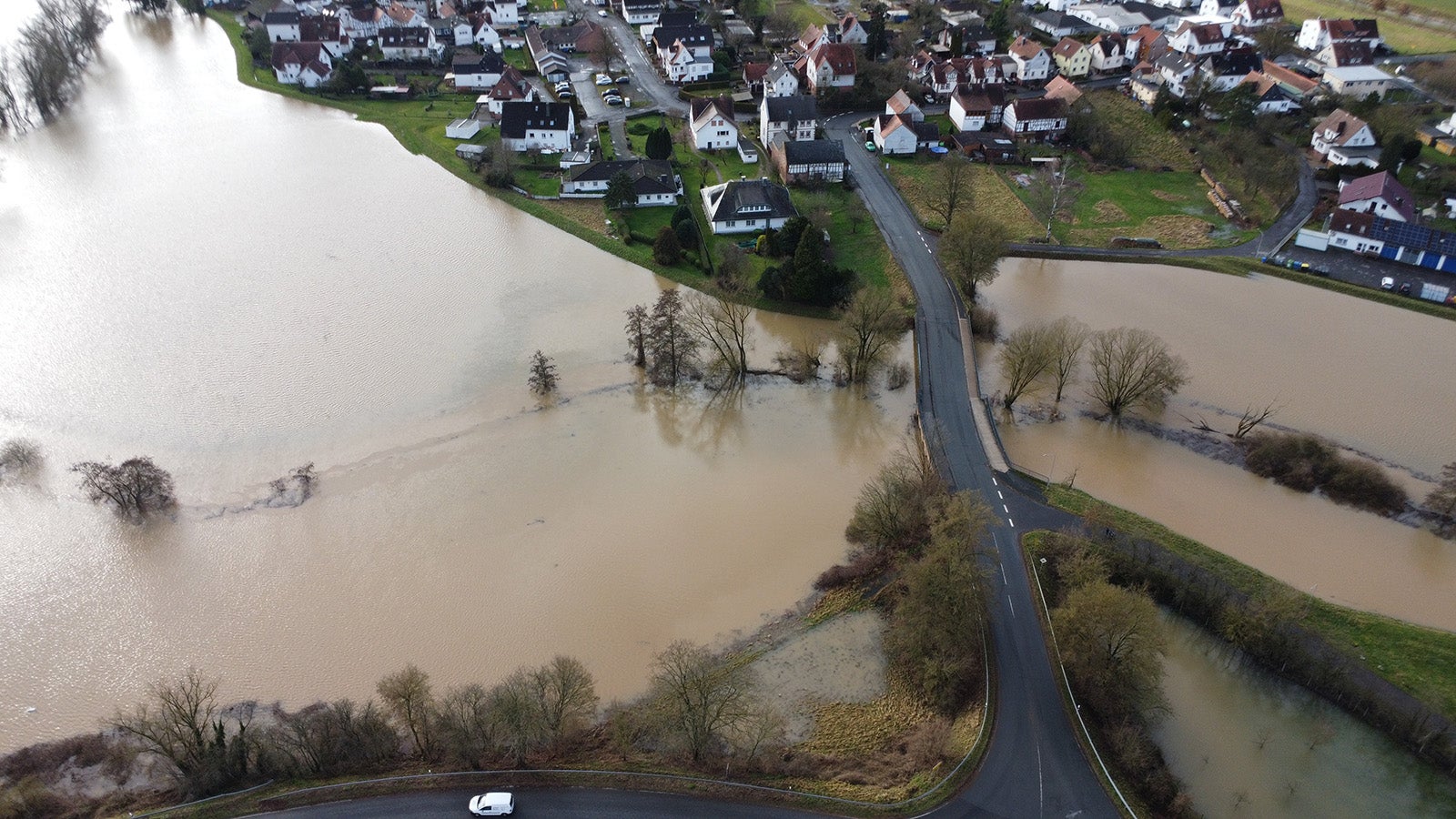 03.01.2024, Hessen, Argenstein (landkreis Marburg-Biedenkopf): Hochwasser im Landkreis Marburg-Biedenkopf. Die Lahn ist weit &uuml;ber ihre Ufer getreten. Die Hochwasserlage in Hessen ist angespannt. (Aufnahme mit einer Drohne) Foto: Nadine Weigel/Dpa/Nadine Weigel/dpa +++ dpa-Bildfunk +++