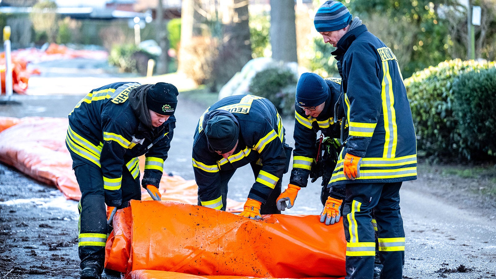 09.01.2024, Niedersachsen, Lilienthal: Am M&uuml;hlendeich wird der 800 Meter lange mobile Deich abgebaut. Die sinkenden Pegel der W&ouml;rpe und trockenes Wetter lassen Menschen in den &Uuml;berschwemmungsgebieten in Niedersachsen und Bremen auf weitere Entspannung hoffen. Foto: Sina Schuldt/dpa +++ dpa-Bildfunk +++