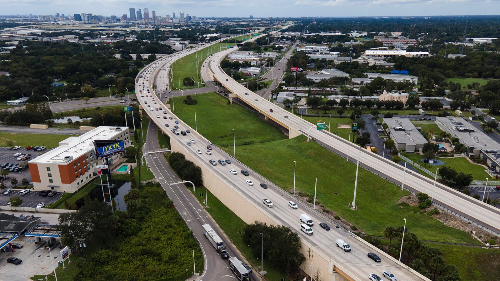 Menschen in Florida fliehen erneut vor einem Hurrikan. Binnen zwei Wochen, das zweite Mal. (AP Photo/Julio Cortez)