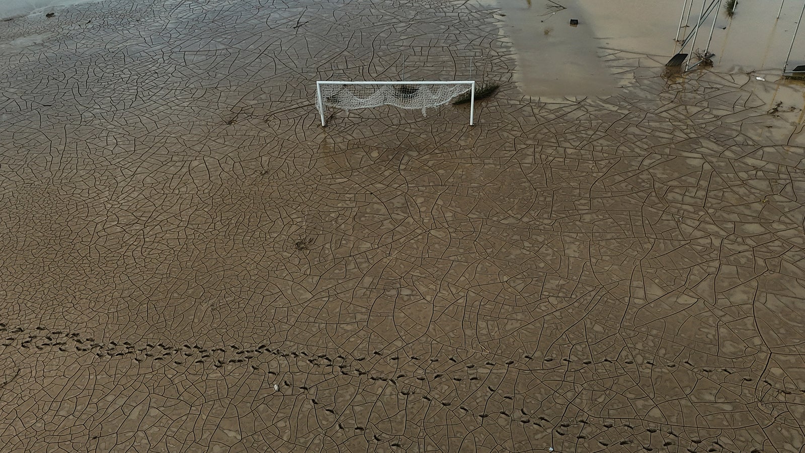 Schlamm &uuml;berdeckt ein Fu&szlig;ballfeld in Montego Bay, Jamaika, nachdem Hurrikan Melissa &uuml;ber den Inselstaat zog. (AP Photo/Matias Delacroix)