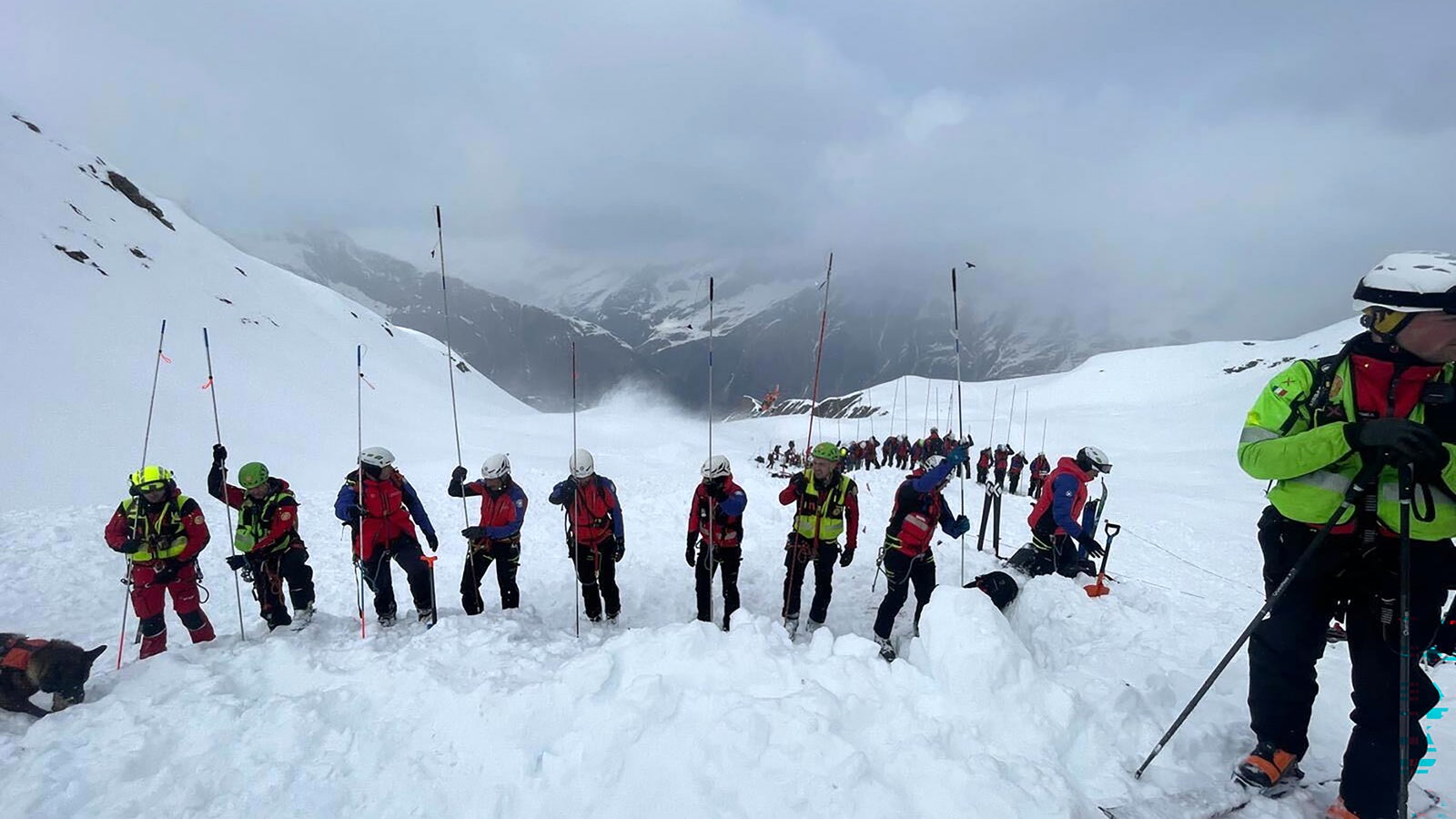 HANDOUT - 21.03.2026, Italien, Ratschings: Rettungsdienste suchen an der Hohen Ferse in S&uuml;dtirol nach versch&uuml;tteten Skifahrern, die von einer gro&szlig;en Lawine erfasst wurden. Nach Angaben der italienischen Bergwacht l&ouml;ste sich die Lawine in hochalpinem Gel&auml;nde an der mehr als 2.600 Meter hohen Hohen Ferse nahe Ratschings. Foto: -/Italienische Bergwacht/dpa - ACHTUNG: Nur zur redaktionellen Verwendung und nur mit vollst&auml;ndiger Nennung des vorstehenden Credits +++ dpa-Bildfunk +++