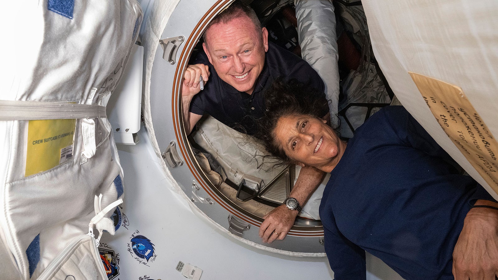 Auf diesem von der NASA zur Verf&uuml;gung gestellten Foto posieren die Boeing Crew Flight Test-Astronauten Barry "Butch" Wilmore (l) und Suni Williams f&uuml;r ein Portr&auml;t im Vorraum zwischen der vorderen &Ouml;ffnung des Harmony-Moduls der Internationalen Raumstation (ISS) und dem Starliner-Raumschiff von Boeing.  Foto: Uncredited/NASA/AP/dpa +++ dpa-Bildfunk +++