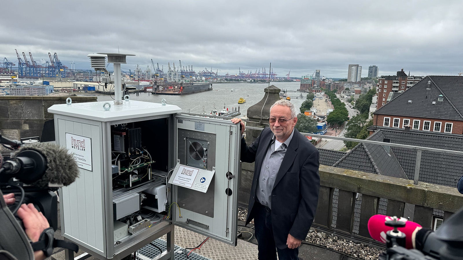 31.07.2025, Hamburg: Stefan Gilge, Leiter des Referats  Lufthygiene am Zentrum f&uuml;r Medizin. Mit urologische Forschung, stellt einen neuen, automatischen Pollenmonitor vor. Der Deutsche Wetterdienst will bis Ende 2026 16 dieser Ger&auml;te zum automatischen Messen von Pollen in der Luft in Betrieb nehmen. Foto: Christiane Bosch/dpa +++ dpa-Bildfunk +++