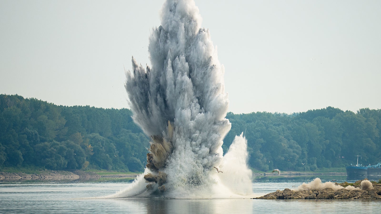 dpatopbilder - 03.08.2026, Rum&auml;nien, Izvoarele: Die rum&auml;nische Marine z&uuml;ndet Unterwassersprengstoff im Rahmen einer kontrollierten Sprengung von unter Wasser liegenden Felsen, um angesichts des au&szlig;ergew&ouml;hnlich niedrigen Wasserstands der Donau die Wasserzufuhr zum Kernkraftwerk Cernavoda zu verbessern. Foto: Andreea Alexandru/AP/dpa +++ dpa-Bildfunk +++