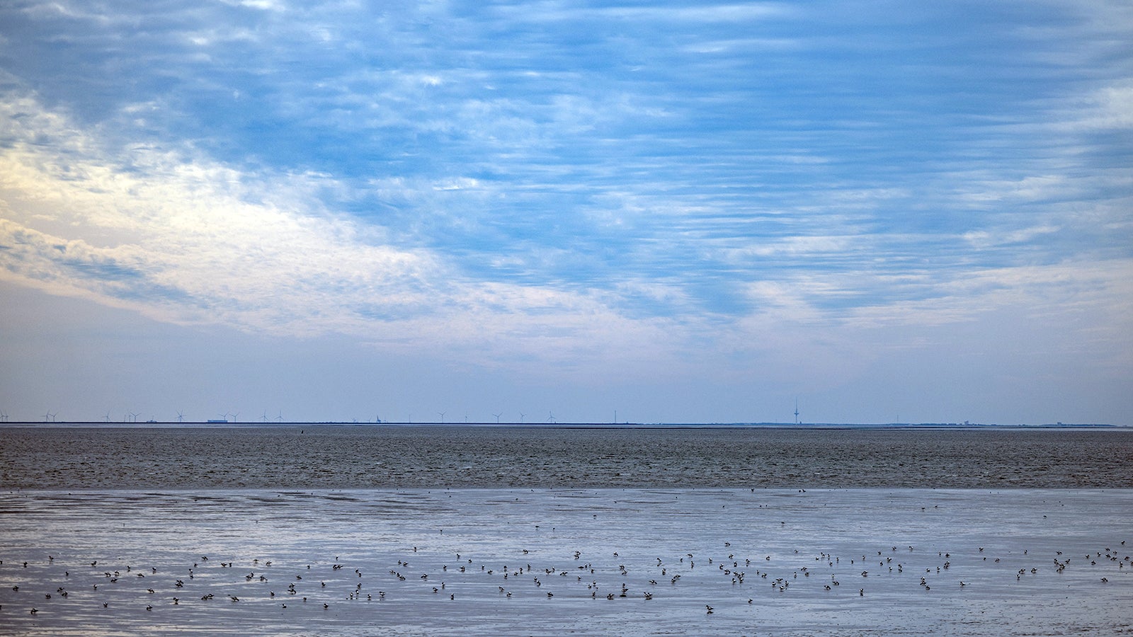 ARCHIV - 25.09.2023, Schleswig-Holstein, B&uuml;sum: Wolken ziehen &uuml;ber die Nordsee vor der K&uuml;ste von B&uuml;sum.  (zu dpa: &laquo;Temperatur der Nordsee auf Rekordhoch&raquo;) Foto: Axel Heimken/dpa +++ dpa-Bildfunk +++