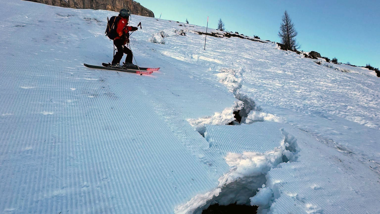 HANDOUT - 30.01.2024, Schweiz, Les Diableret: Ein Riss in einer Skipiste im Glacier 3000-Skigebiet in der Schweiz. Foto: -/Glacier 3000/dpa - ACHTUNG: Nur zur redaktionellen Verwendung im Zusammenhang mit der aktuellen Berichterstattung und nur mit vollst&auml;ndiger Nennung des vorstehenden Credits +++ dpa-Bildfunk +++