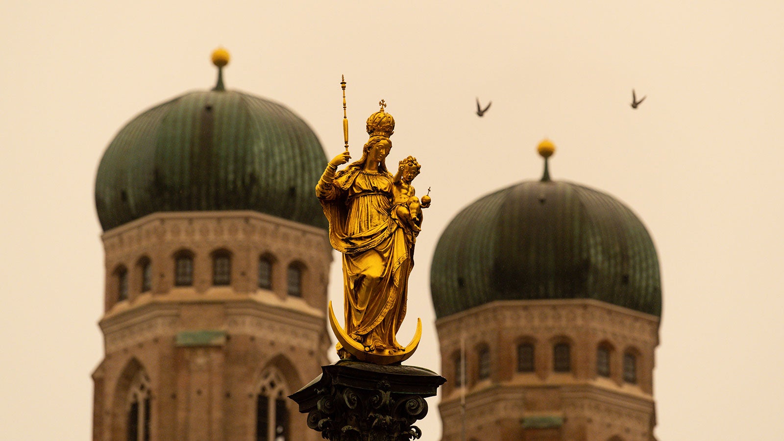 An der Mariens&auml;ule und der Frauenkirche zieht die Staubwolke vorbei.
(Sven Hoppe/dpa)