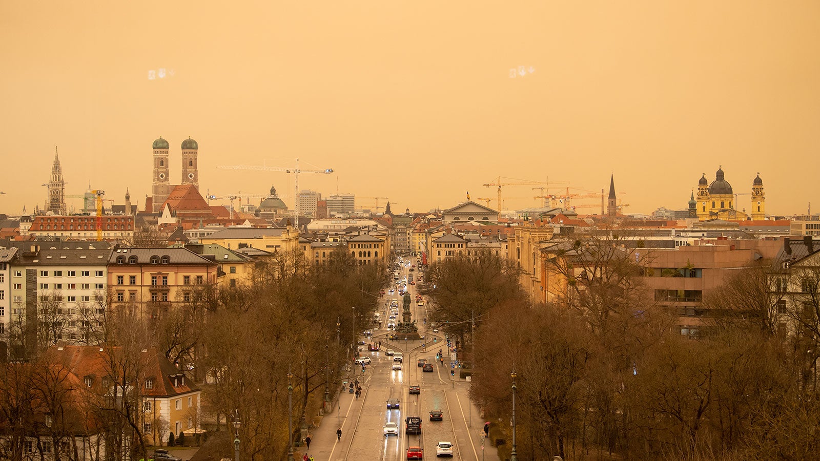 &Uuml;ber der M&uuml;nchner Innenstadt steht der Sahara-Staub in der Luft.
(Sven Hoppe/dpa)
