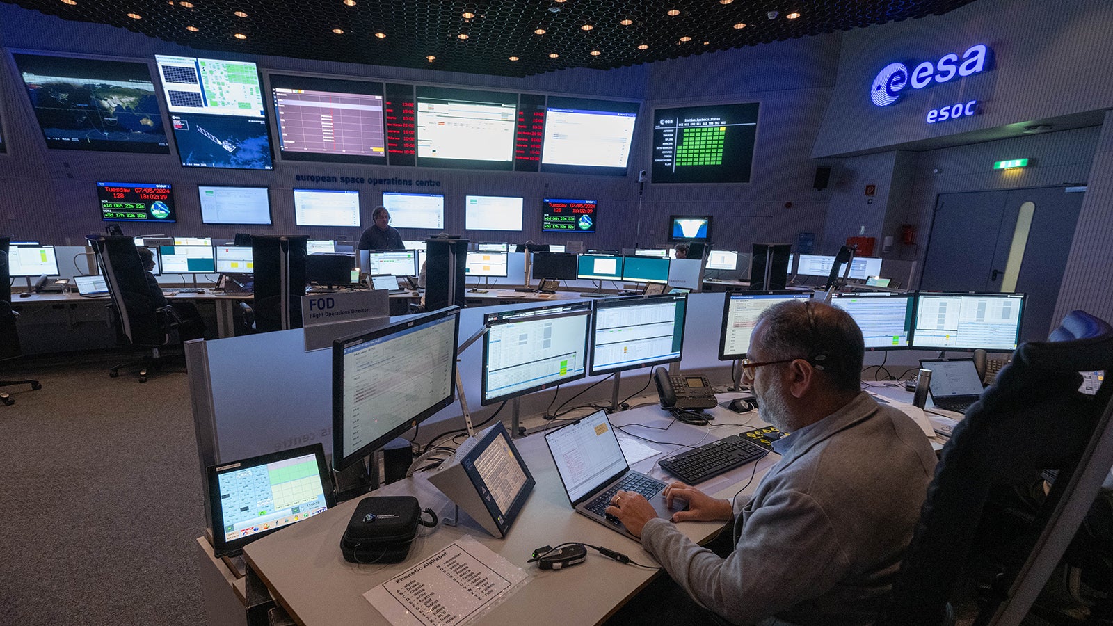 ARCHIV - 07.05.2024, Hessen, Darmstadt: Das Satelliten-Kontrollzentrum der ESA. Auf einem begleitenden Termin informierte die Raumfahrtbeh&ouml;rde &uuml;ber ihre strategische Ausrichtung beim Weltraumschrott, neue Projekte und den geplanten Start eines Umweltsatelliten. (zu dpa: &laquo;Klimasatellit &laquo;Earthcare&raquo; scannt Atmosph&auml;re - &laquo;Das hat sonst keiner&raquo;&raquo;) Foto: Boris Roessler/dpa +++ dpa-Bildfunk +++