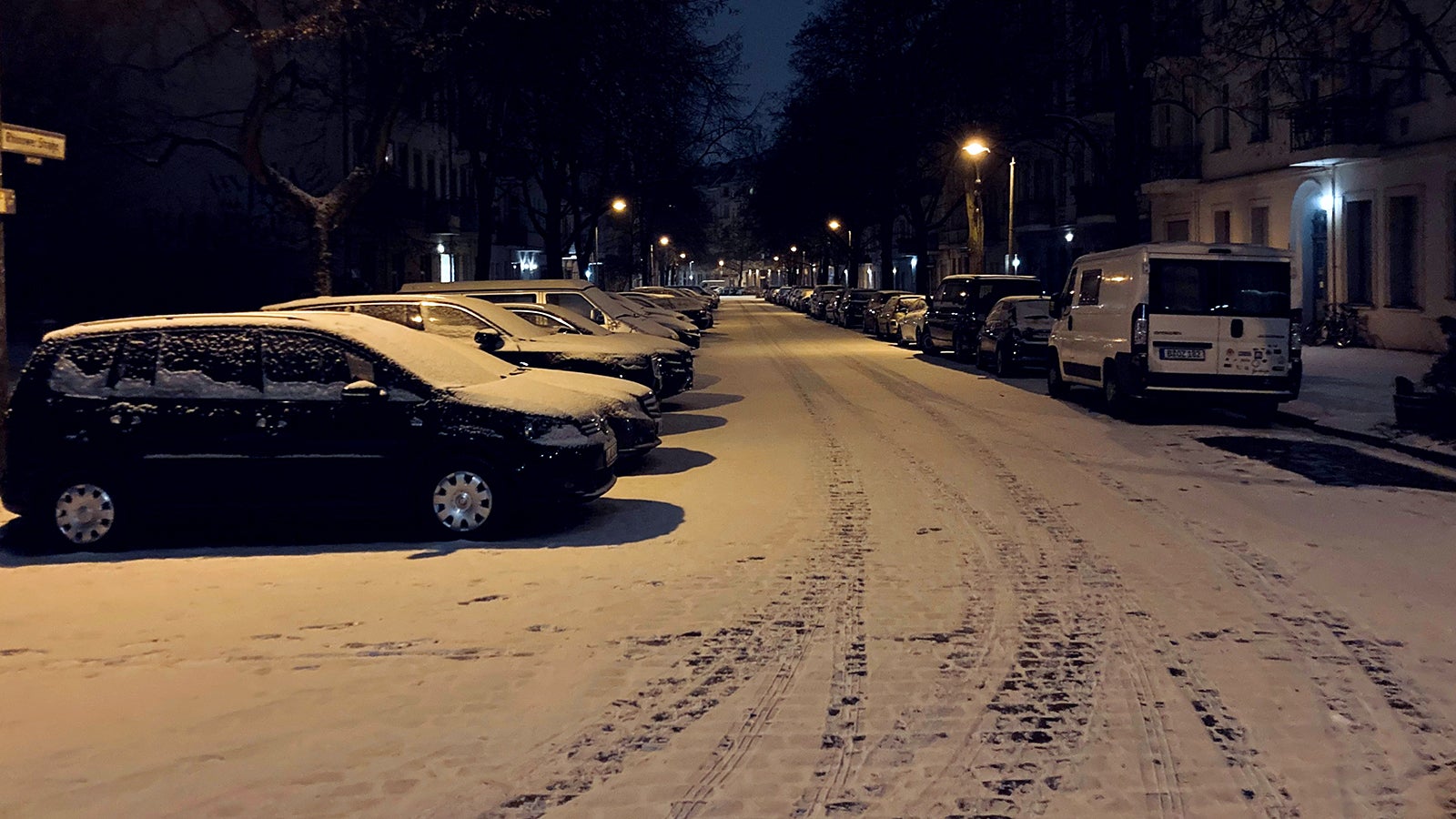 13.02.2025, Berlin: Schnee liegt am fr&uuml;hen Morgen auf einer Stra&szlig;e im Stadtteil Prenzlauer Berg. Foto: Wolfgang M&uuml;ller/dpa +++ dpa-Bildfunk +++