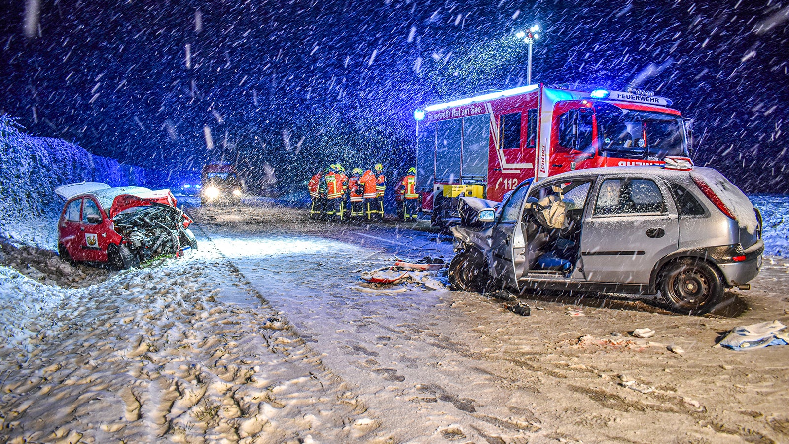 Zwei Unfallwagen stehen auf der Fahrbahn der Bundesstra&szlig;e B290 bei Blaufelden, im Hintergrund stehen Einsatzfahrzeuge der Feuerwehr und Feuerwehrm&auml;nner. Bei einem Frontalzusammensto&szlig; auf schneeglatter Stra&szlig;e ist ein 71 Jahre alter Mann im Landkreis Schw&auml;bisch Hall ums Leben gekommen. Foto: Fabian Koss/dpa
