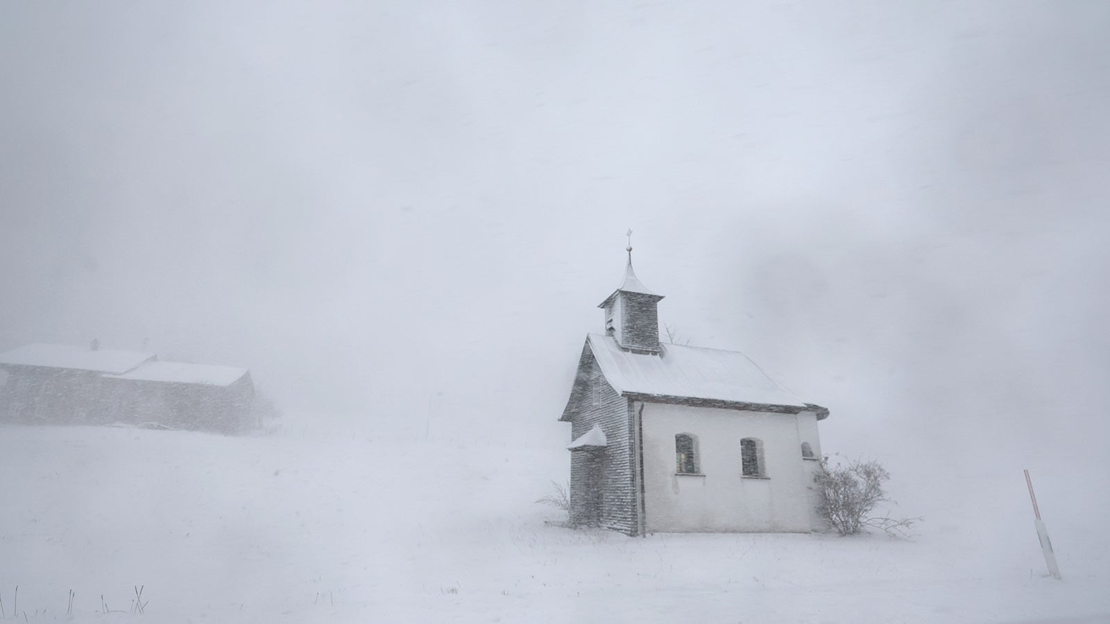 Der Winter hat in h&ouml;heren Lagen bereits Einzug gehalten. In Bad Hindelang, Bayern, das sich in 825 Meter H&ouml;he befindet, war man Donnerstagmorgen vor lauter Schneetreiben die Sicht bereits stark eingeschr&auml;nkt. Foto: Karl-Josef Hildenbrand/dpa