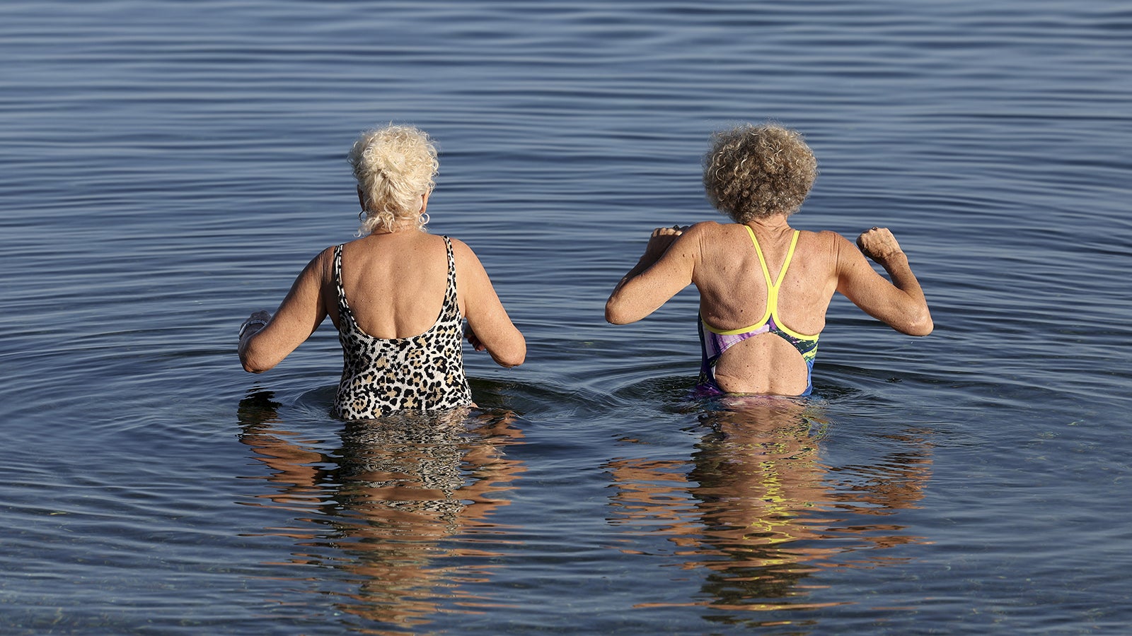 01.01.2023, Schweiz, Genf: Zwei Frauen genie&szlig;en die Hitze und den Sonnenschein beim Baden im Genfer See in den Bains des Paquis w&auml;hrend des Neujahrstages. In der Schweiz ist am Neujahrstag ein Temperaturrekord auf der Alpennordseite gemessen worden. Der bisherige Rekord f&uuml;r einen Januartag wurde am 12. Januar 1993 in Luzern am Vierwaldst&auml;ttersee erreicht. Damals wurden 19,4 Grad gemessen. In Delsberg waren es nun 20,9 Grad. Foto: Salvatore Di Nolfi/KEYSTONE/dpa +++ dpa-Bildfunk +++