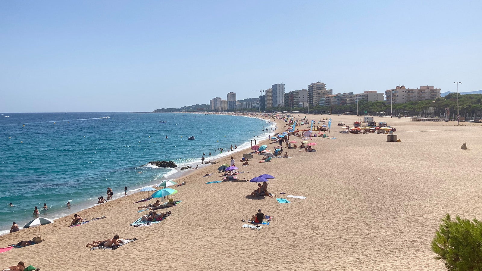 ARCHIV - 29.07.2024, Spanien, Platja D'Aro: Badeg&auml;ste liegen an der Platja Gran, "dem Gro&szlig;en Strand". Vielerorts auf der Welt schwinden Str&auml;nde, auch in Spanien.Foto: Emilio Rappold/dpa