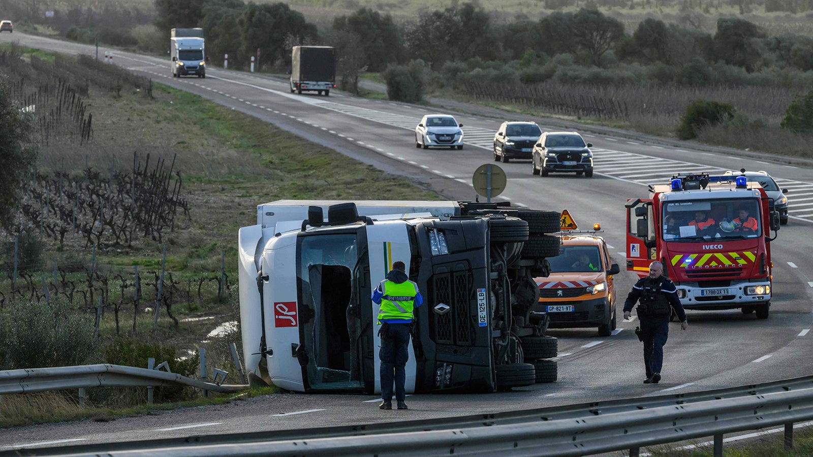 12.02.2026, Frankreich, Leucate: Ein Lastwagen liegt w&auml;hrend der starken Winde des Sturms Nils in der N&auml;he von Leucate im S&uuml;dwesten Frankreichs auf der Seite. Wegen heftigen Sturmwinds gilt in Teilen von Frankreich und Spanien die h&ouml;chste Unwetterwarnstufe. Foto: Ed Jones/AFP/dpa +++ dpa-Bildfunk +++