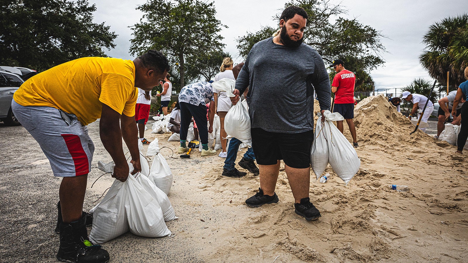 07.10.2024, USA, Tampa: Die Abteilung f&uuml;r Wassersport der Abteilung f&uuml;r Parks und Erholung der Stadt Tampa verteilt zusammen mit etwa 20 Freiwilligen und Mitgliedern der &ouml;rtlichen Gemeinde &uuml;ber 2.000 Sands&auml;cke an mehr als 200 Einwohner. Hurrikan &laquo;Milton&raquo; bewegt sich auf Florida zu. Foto: Dave Decker/Zuma Press/dpa +++ dpa-Bildfunk +++