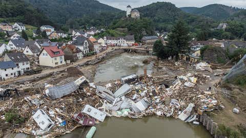 ARCHIV - 19.07.2021, Rheinland-Pfalz, Altenahr: Meterhoch türmen sich Wohnwagen, Gastanks, Bäume und Schrott an einer Brücke über der Ahr in Altenahr (Luftaufnahme mit einer Drohne). Überschwemmungen sind längst nicht mehr nur an großen Flüssen wie Rhein oder Elbe zu befürchten. Infolge des Klimawandels steigt die Wahrscheinlichkeit von heftigen Regenfällen, die Sturzfluten verursachen können. (zu dpa: «Versicherer kalkulieren Risiko von Sturzfluten») Foto: Boris Roessler/dpa +++ dpa-Bildfunk +++