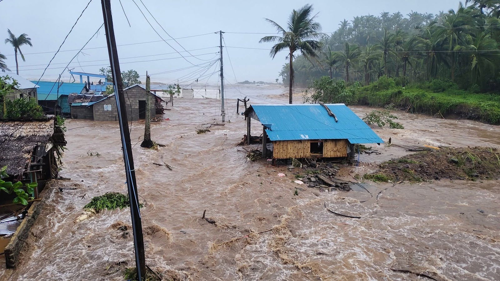 Philippinen, Provinz Catanduanes: ein &uuml;berschwemmtes Gebiet, nachdem der Taifun Fung-wong auf die philippinische Provinz Catanduanes traf. Foto: ---/Catanduanes LGU/XinHua/dpa - ACHTUNG: Nur zur redaktionellen Verwendung und nur mit vollst&auml;ndiger Nennung des vorstehenden Credits +++ dpa-Bildfunk +++