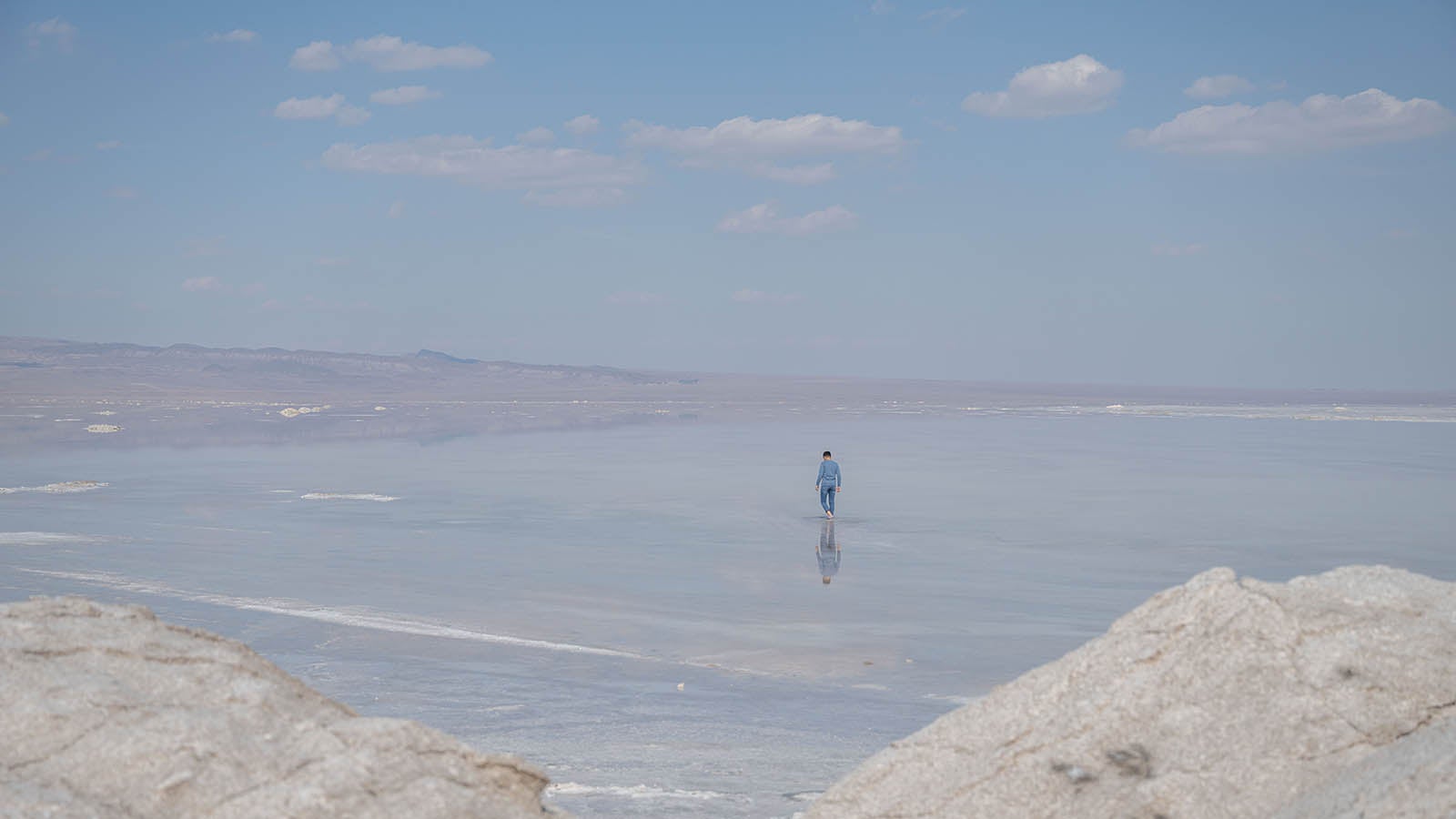 ARCHIV - 23.02.2024, Iran, Ghom: Ein kleiner Junge geht nahe der Pilgerstadt Ghom &uuml;ber einen Salzsee nahe der Pilgerstadt Ghom. Seit Jahren versch&auml;rft sich die Wasserkrise im Iran. Foto: Arne Immanuel B&auml;nsch/dpa +++ dpa-Bildfunk +++