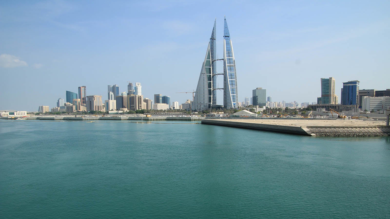 ARCHIV - 07.11.2022, Bahrain, Manama: Blick auf die Skyline von Manama. (zu dpa: &laquo;Alltag ohne Wasser: Blick in austrocknende Weltregionen&raquo;) Foto: Cindy Riechau/dpa +++ dpa-Bildfunk +++