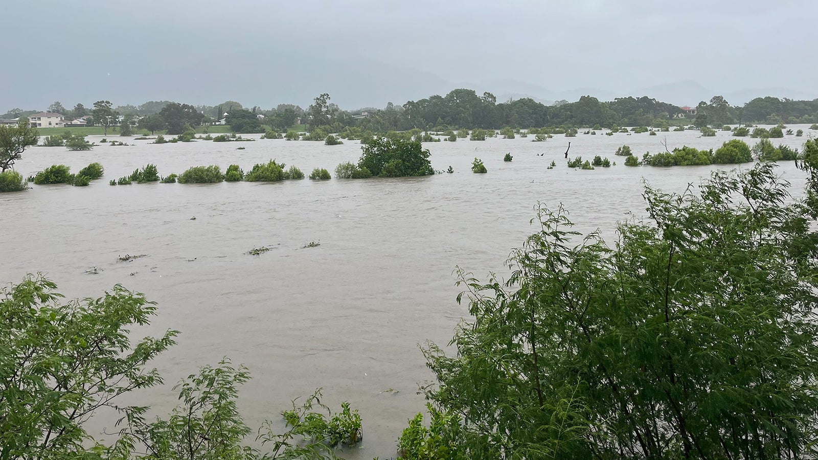 HANDOUT - 01.02.2025, Australien, Townsville: Ein bereitgestelltes Bild der &Uuml;berschwemmungen vom Sherriff Park mit Blick auf den Ross River in Townsville. Foto: Matthew James/via AAP/dpa - ACHTUNG: Nur zur redaktionellen Verwendung und nur mit vollst&auml;ndiger Nennung des vorstehenden Credits +++ dpa-Bildfunk +++
