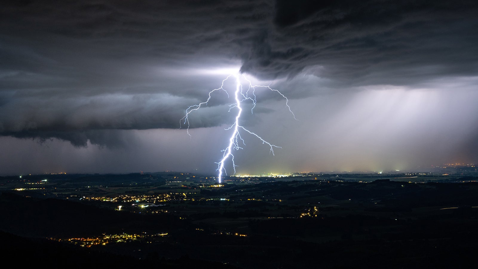dpatopbilder - 27.05.2024, Bayern, Haibach: Blitze erhellen den Nachthimmel, fotografiert vom Schuhchristleger, einem Aussichtsberg bei Haibach im Landkreis Straubing. Schwere Gewitter und Starkregen haben in der Nacht zu Dienstag im Osten und S&uuml;den Bayerns mehrere Feuerwehr- und Polizeieins&auml;tze ausgel&ouml;st. Foto: St. Wintermeier/zema-medien/dpa +++ dpa-Bildfunk +++