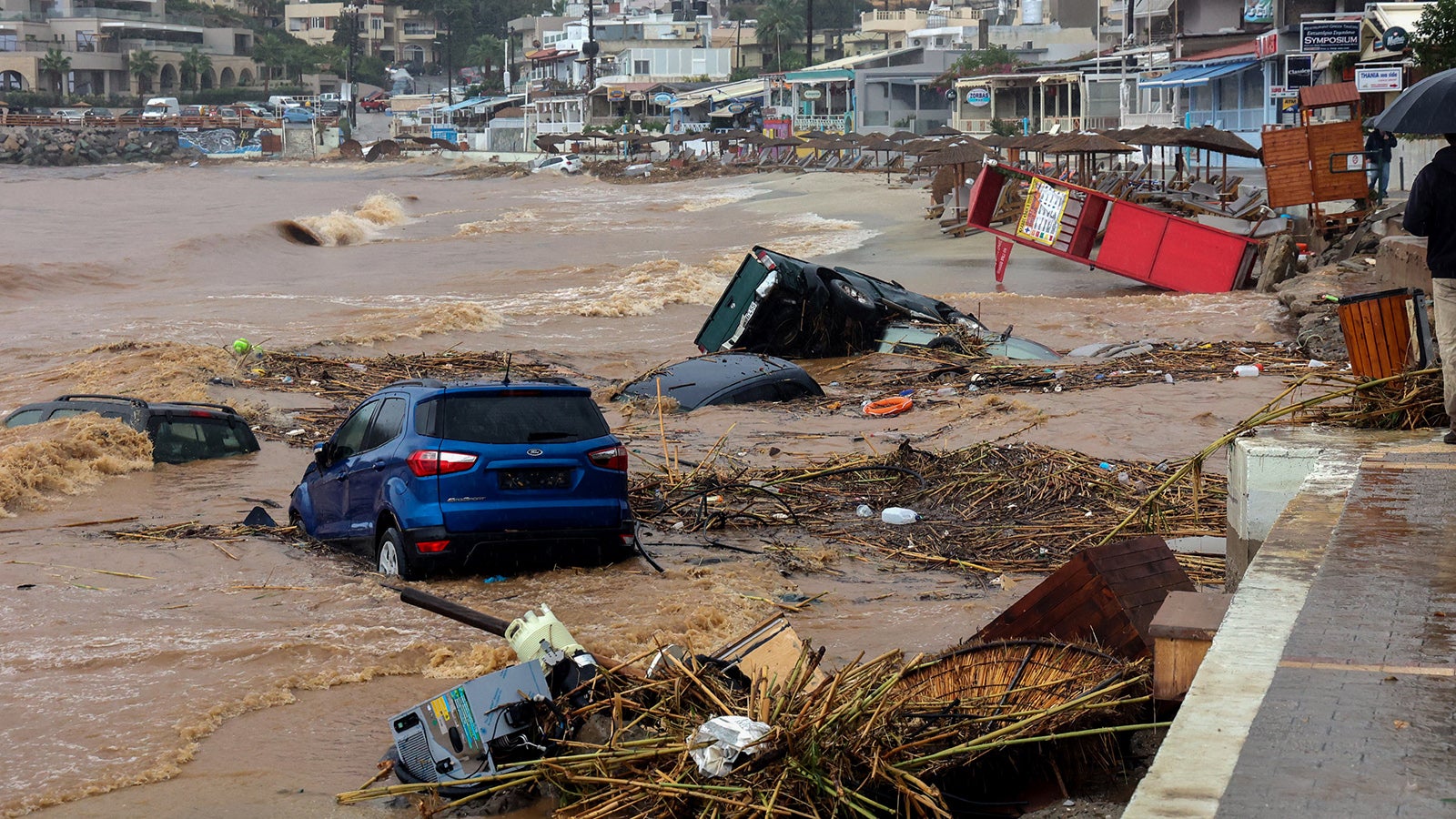 dpatopbilder - 15.10.2022, Griechenland, Heraklion: Zerst&ouml;rte Autos, die von den Wassermassen an den Strand getragen wurden. Starke Regenf&auml;lle haben in Griechenland f&uuml;r &Uuml;berschwemmungen mit verehrenden Folgen gesorgt. Foto: Eurokinissi/Eurokinissi via ZUMA Press Wire/dpa +++ dpa-Bildfunk +++