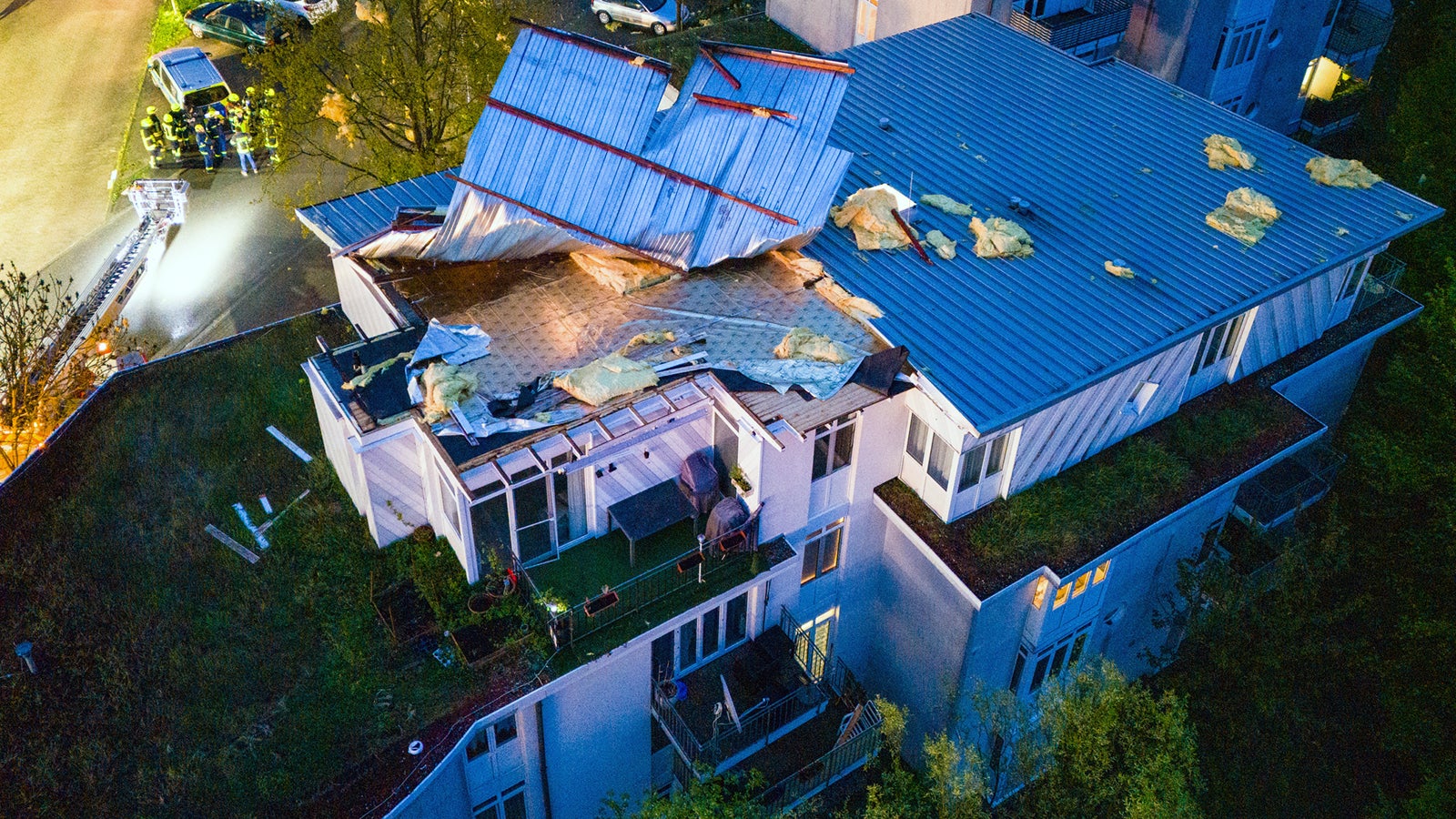 15.04.2024, Hessen, Ober-Ramstadt: Das Flachdach eines Mehrfamilienhauses ist durch das Unwetter besch&auml;digt. Ein Unwetter hatte am Montagabend D&auml;cher abgedeckt und Autos sowie Strom- und Telefonleitungen besch&auml;digt, auch der Bahnverkehr war beeintr&auml;chtigt. Foto: 5VISION.NEWS/dpa +++ dpa-Bildfunk +++