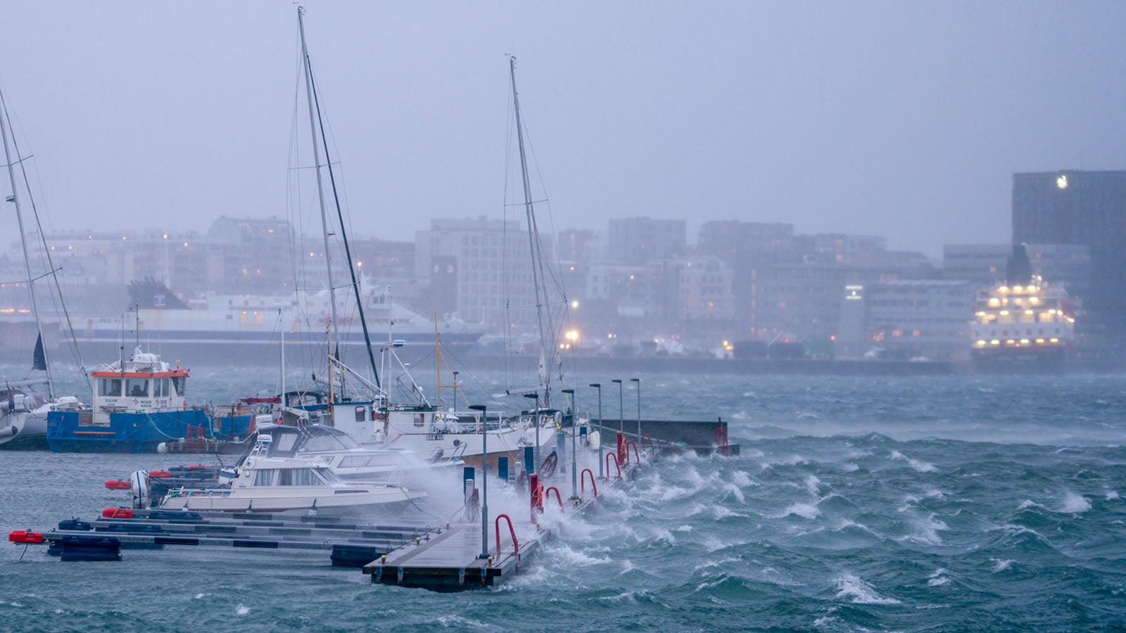 01.02.2024, Norwegen, Bodo: Boote im Hafen bei extremem Wetter. Die Bewohner von Mittelnorwegen erwachten am Donnerstag (01.02.2024) nach dem st&auml;rksten Sturm seit mehr als drei Jahrzehnten, mit Szenen der Verw&uuml;stung und Haushalten ohne Strom. Foto: Per-Inge Johnsen/NTB Scanpix/AP/dpa - ACHTUNG: Nur zur redaktionellen Verwendung und nur mit vollst&auml;ndiger Nennung des vorstehenden Credits +++ dpa-Bildfunk +++
