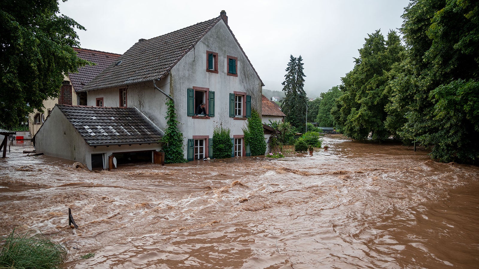 Unwetteralarm in Deutschland: Häuser in der Eifel ...