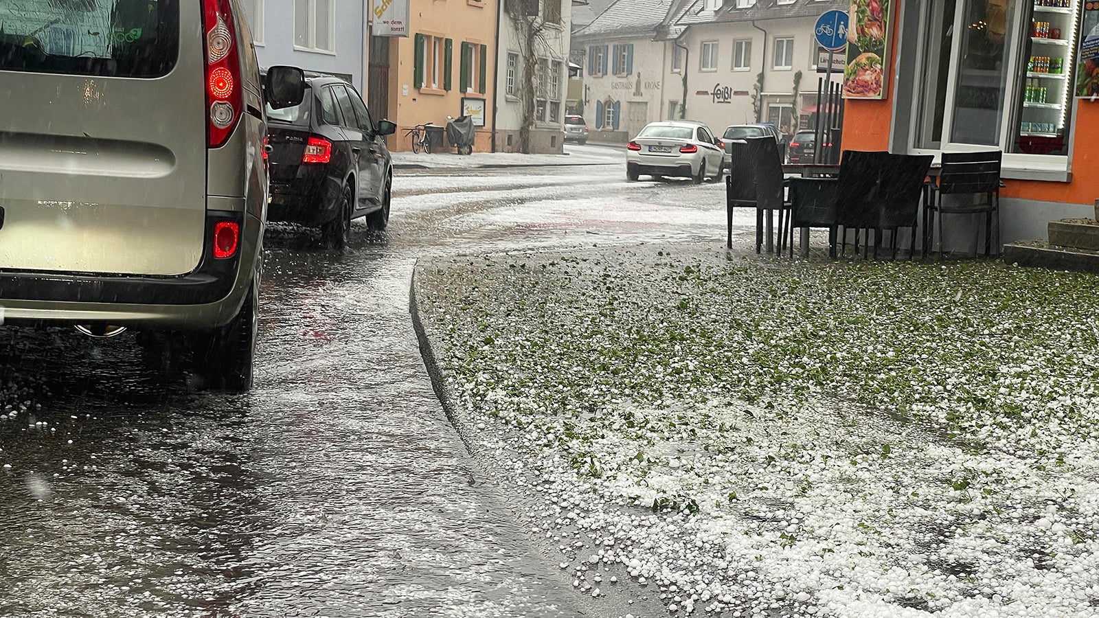 05.05.2023, Baden-W&uuml;rttemberg, Teningen: Hagelk&ouml;rner liegen nach einem Unwetter am Stra&szlig;enrand. Der Deutsche Wetterdienst (DWD) warnte vor Unwettern in Teilen Baden-W&uuml;rttembergs. Foto: Valentin Gensch/dpa +++ dpa-Bildfunk +++