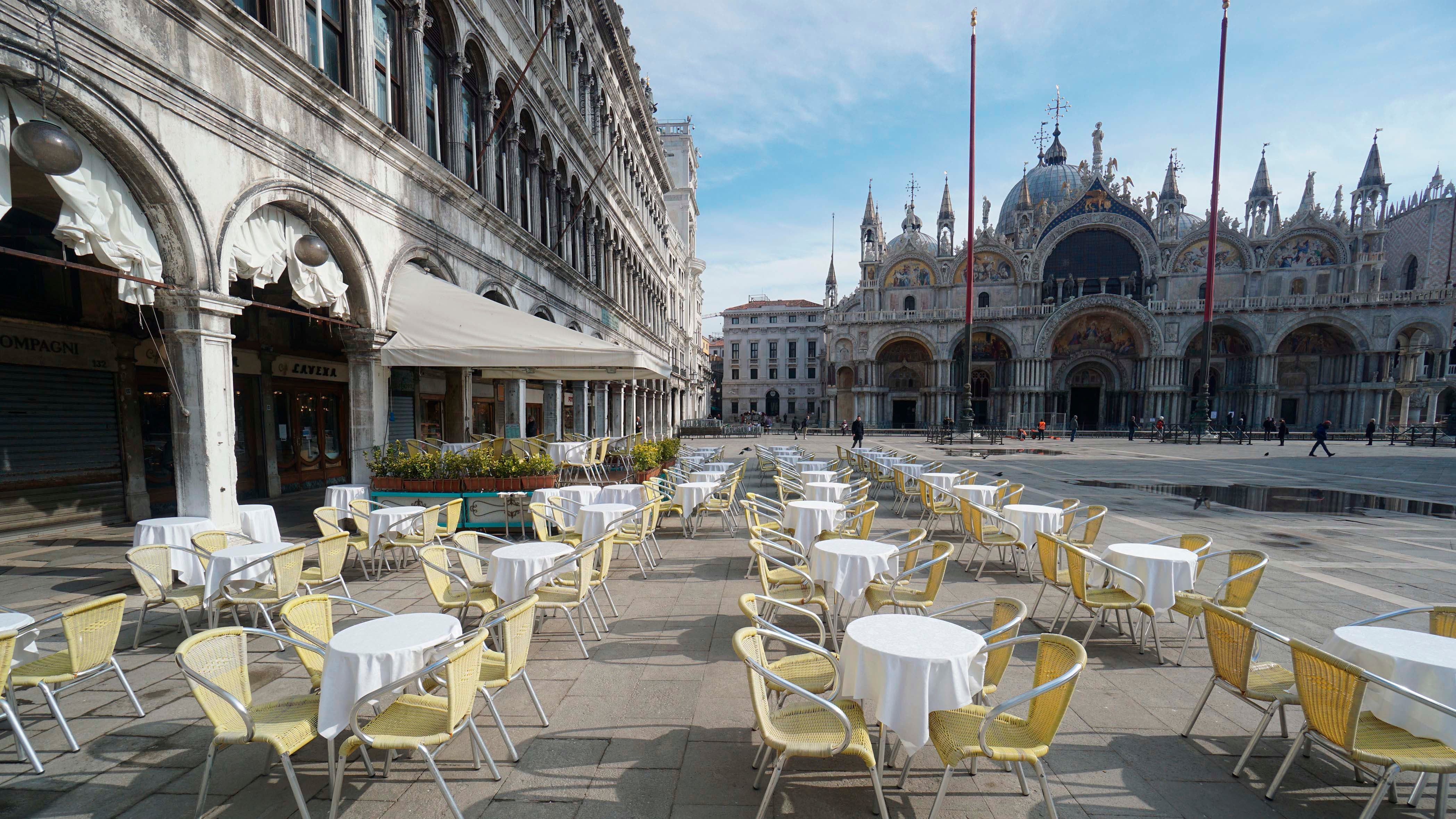 ARCHIV - 09.03.2020, Italien, Venedig: Leere St&cedil;hle und Tische stehen vor einem Restaurant auf dem Markusplatz. (zu dpa: "Venedig am Scheideweg: Neuerfindung oder zur&cedil;ck zum Massentourismus") Foto: Anteo Marinoni/LaPresse/AP/dpa +++ dpa-Bildfunk +++