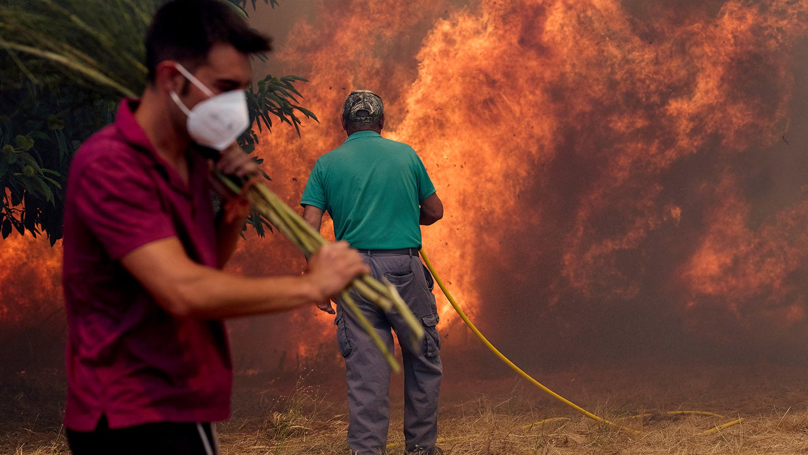 dpatopbilder - 18.08.2025, Spanien, Rebordondo: Einwohner k&auml;mpfen gegen ein Feuer, das sich auf das Dorf Rebordondo in der N&auml;he von Ourense im Nordwesten Spaniens ausbreitet. Foto: Pablo Garcia/AP/dpa +++ dpa-Bildfunk +++