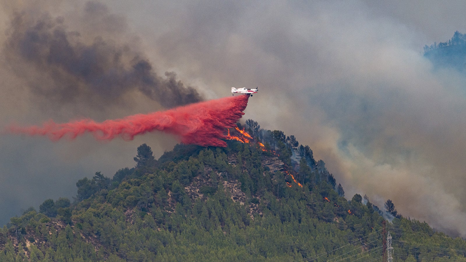 ARCHIV - 17.07.2022, Spanien, Castellgal&iacute;: Ein L&ouml;schflugzeug wirft in Castellgali L&ouml;schmittel auf die Flammen eines Waldbrandes. Lodernde Waldbr&auml;nde haben im Sommer 2022 an etlichen Orten in S&uuml;deuropa massive Zerst&ouml;rung angerichtet. Auch dieser Sommer k&uuml;ndigt sich hei&szlig; und trocken an. (zu dpa "Ausr&uuml;stung und Aufkl&auml;rung: Wie Europa sich gegen Waldbr&auml;nde wappnet") Foto: Lorena Sop&ecirc;na/EUROPA PRESS/dpa +++ dpa-Bildfunk +++