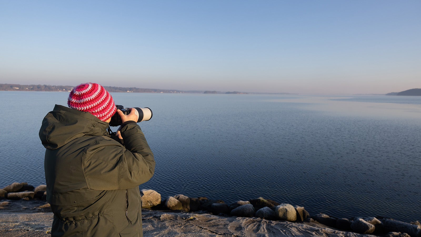 20.01.2026, Schleswig-Holstein, Flensburg: Menschen beobachten den in der Flensburger F&ouml;rde schwimmenden Wal. Foto: Ulrich Perrey/dpa +++ dpa-Bildfunk +++