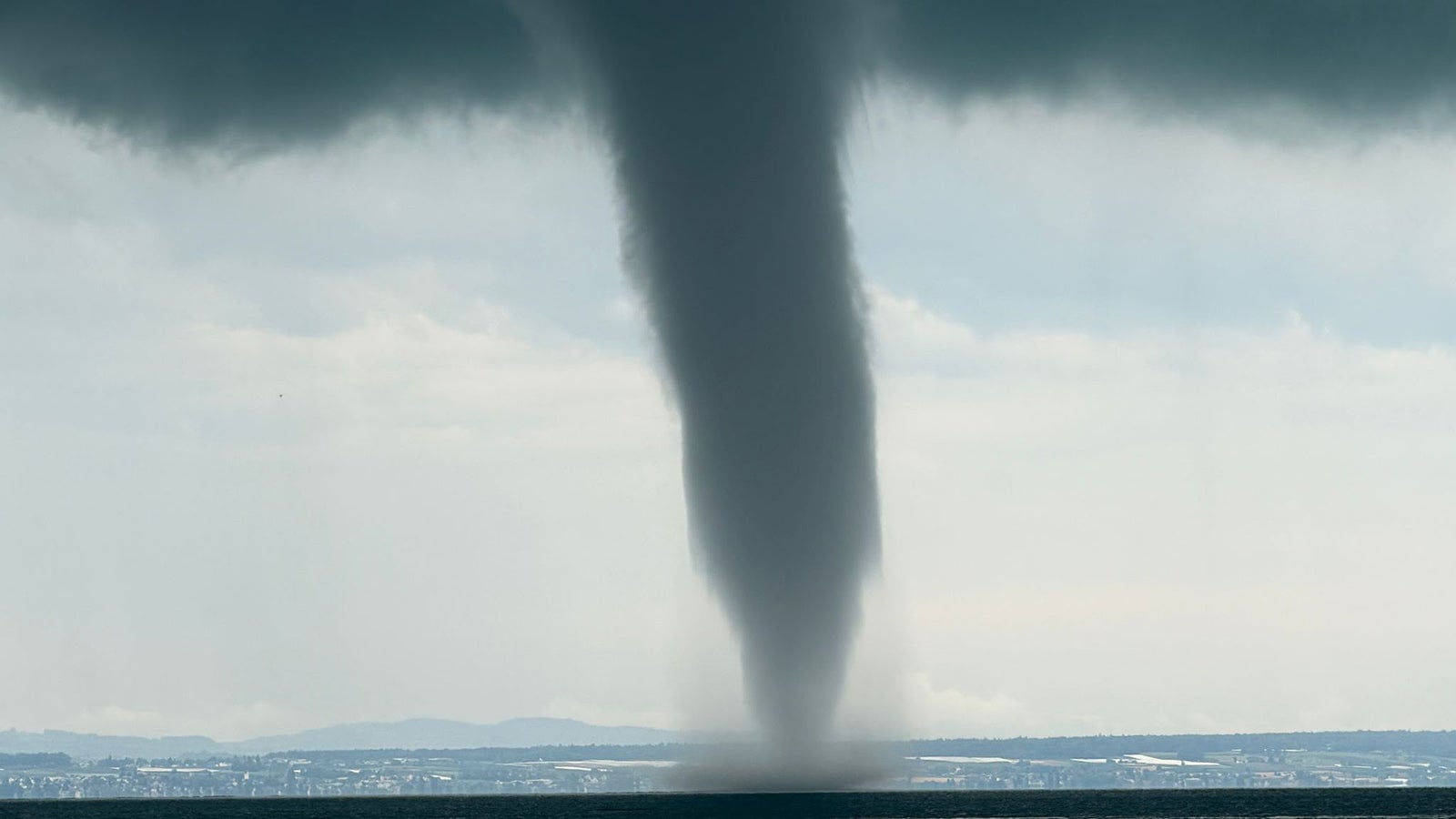 Eine Wasserhose hat sich &uuml;ber dem Bodensee gebildet (bestm&ouml;glich verf&uuml;gbare Qualit&auml;t). (zu dpa: &laquo;Tornado bildet sich auf dem Bodensee&raquo;)